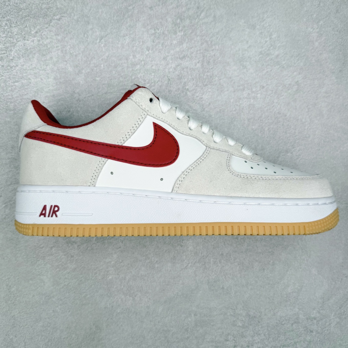 NK Air Force 1´07 Low 空军一号低帮百搭休闲运动板鞋 IB6388-101 柔软、弹性十足的缓震性能和出色的中底设计 横跨复古与现代的外型结合 造就出风靡全球 三十多年的Force 1 直到今天还深受青睐 实拍调校N版已经零色差零失真 百分百还原实物色彩所见即所得 不存在货不对板色差等低级问题 选购参考实物拍摄 不混卖不参货 只用心做好货严格选品 承诺混一赔十 尺码：36 36.5 37.5 38 38.5 39 40 40.5 41 42 42.5 43 44 44.5 45-选品中心