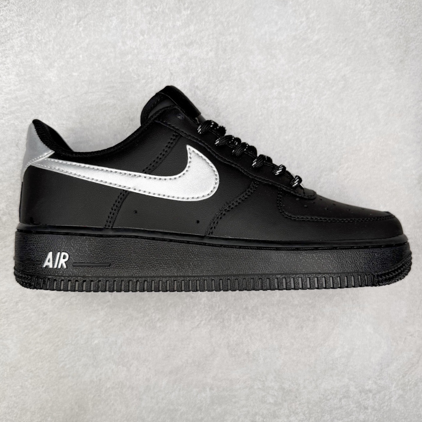 NK Air Force 1´07 Low 空军一号低帮百搭休闲运动板鞋 FV5951-001 柔软、弹性十足的缓震性能和出色的中底设计 横跨复古与现代的外型结合 造就出风靡全球 三十多年的Force 1 直到今天还深受青睐 实拍调校N版已经零色差零失真 百分百还原实物色彩所见即所得 不存在货不对板色差等低级问题 选购参考实物拍摄 不混卖不参货 只用心做好货严格选品 承诺混一赔十 尺码：36 36.5 37.5 38 38.5 39 40 40.5 41 42 42.5 43 44 44.5 45-选品中心