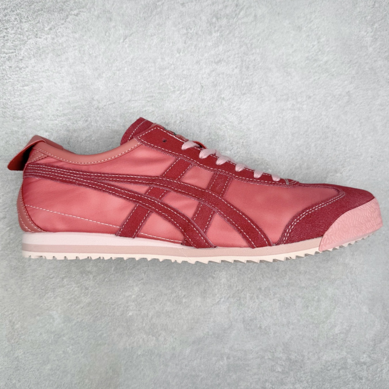 ＃C版 Asics Onitsuka Tiger MEXICO 66 亚瑟士鬼冢虎复古经典板鞋 市场王者选手 海外订单工厂出品 长期生产补货永不断码 超成熟稳定的做工品控 原装全套纸板楦头开发 原汁原味 完美呈现版型 私模正确鞋底咬花纹路 一比一鞋头弧度高度鞋身弧度 绝不口嗨 细节品控鞋型随意秒杀市面 原档咬花纹路私模大底 一个单元有六个三角形 总体形拼接呈现花瓣状 官方四联吊牌 原装Ortholite轻量化鞋垫 原盒原配 质保卡 说明书 钢印防尘纸 纸板中底带钢印 乳胶组合鞋垫 支持全方位的对比专柜 产品从款式颜色造型上体现出追求舒适和细节的完美 鞋类更是推崇手工制作的严谨与完美 融舒适性与可穿性的设计风格 注重细节的完美和别致魅力 既保持稳重 又不失轻松的时尚感 尺码：36 37 37.5 38 39 39.5 40 40.5 41.5 42 42.5 43.5 44 45-选品中心
