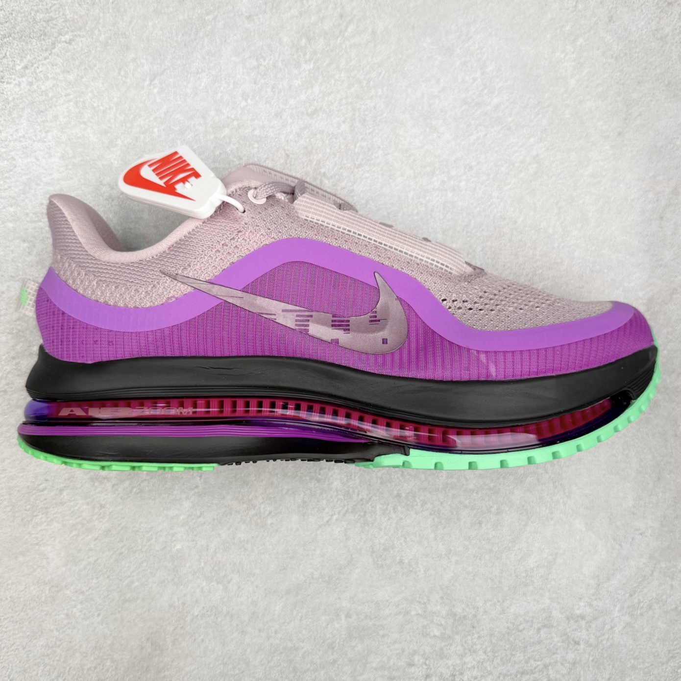 ＃纯原 NK Pegasus Premium 飞马全掌气垫跑步运动鞋 II0602-500 气垫的究极进化 NIKE 2025S 新王炸 • 在特有Air科技加持下，耐克带来全新Pegasus Premium。这款跑鞋在传承耐克飞马（Pegasus）系列标志性的缓震功能的同时，将首次搭载耐克的塑型可视化Air Zoom气垫单元。• 塑型Air Zoom气垫单元贴合脚部的自然轮廓，帮助跑者在从后跟到脚趾的过渡中能够有效传递力量，带来一种前所未有的轻盈、顺畅回馈体验。中底采用ZoomX泡绵，后跟则使用ReactX泡绵，为跑者提供稳定流畅的推进感。• 塑型可视化Air Zoom气垫单元和精心配置的泡绵组合，让Pegasus Premium成为耐克飞马系列中颇具能量回馈的鞋款。• 全新Pegasus Premium不仅展示了耐克势头强劲的创新周期，证明了其特有的Air科技的强大实力，更体现了耐克倾听和服务运动员的能力。尺码：36 36.5 37.5 38 38.5 39 40 40.5 41 42 42.5 43 44 44.5 45-选品中心