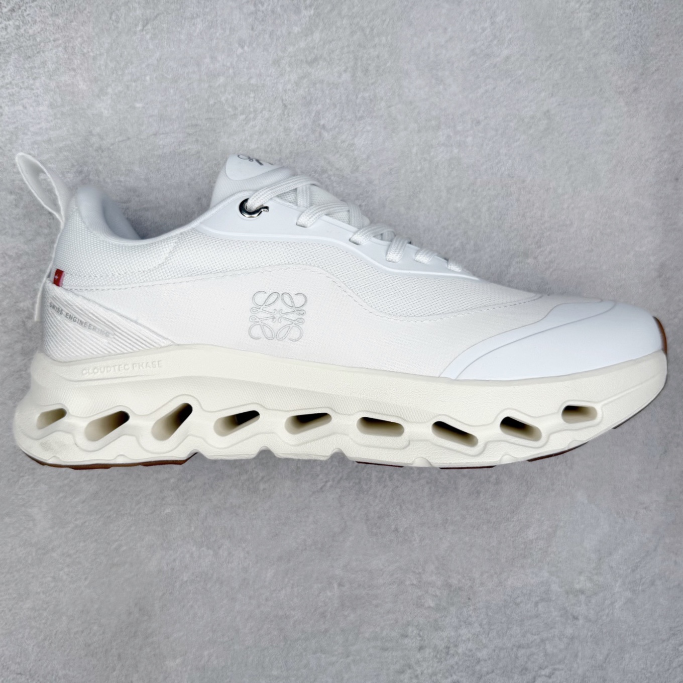 LOEWE x On Cloudtilt 2.0 昂跑罗意威联名 圆头系带生活休闲鞋 此运动品牌 开创于2010年 缓震着陆、强效回弹、轻柔质感的设计构思始终是ON研制关键 与此同时基于“为全球提供革新性的跑步感受”信念 陆续推出了多款跑鞋及其以专业运动人体跑步工程学为设计关键的功能性跑步服饰设备 让跑者不费力气地畅快畅跑 尺码：36 36.5 37.5 38 38.5 39 40 40.5 41 42 42.5 43 44 44.5 45-选品中心