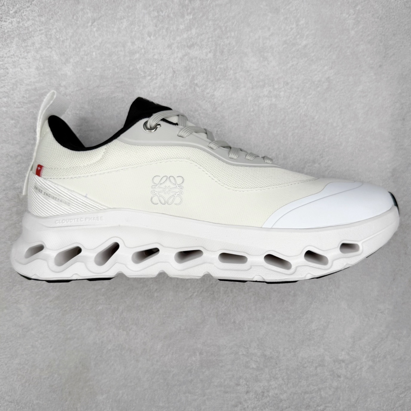 LOEWE x On Cloudtilt 2.0 昂跑罗意威联名 圆头系带生活休闲鞋 此运动品牌 开创于2010年 缓震着陆、强效回弹、轻柔质感的设计构思始终是ON研制关键 与此同时基于“为全球提供革新性的跑步感受”信念 陆续推出了多款跑鞋及其以专业运动人体跑步工程学为设计关键的功能性跑步服饰设备 让跑者不费力气地畅快畅跑 尺码：36 36.5 37.5 38 38.5 39 40 40.5 41 42 42.5 43 44 44.5 45-选品中心