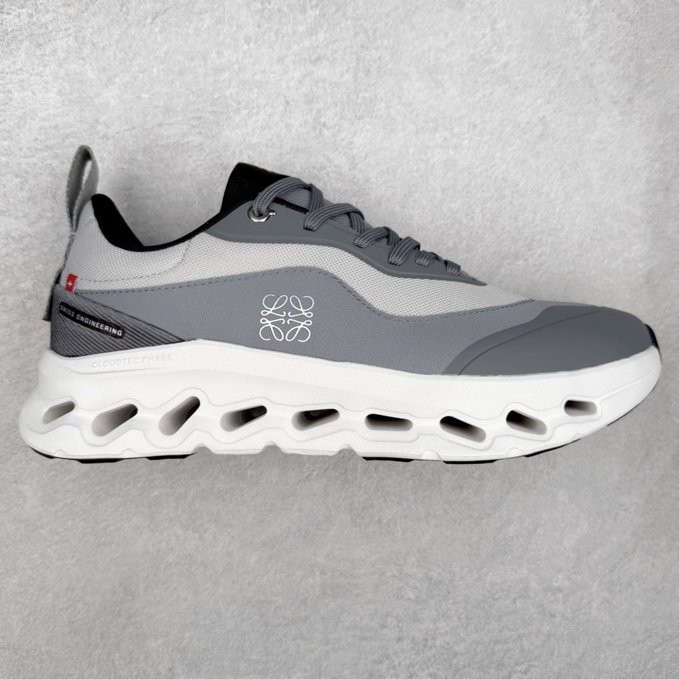 LOEWE x On Cloudtilt 2.0 昂跑罗意威联名 圆头系带生活休闲鞋 此运动品牌 开创于2010年 缓震着陆、强效回弹、轻柔质感的设计构思始终是ON研制关键 与此同时基于“为全球提供革新性的跑步感受”信念 陆续推出了多款跑鞋及其以专业运动人体跑步工程学为设计关键的功能性跑步服饰设备 让跑者不费力气地畅快畅跑 尺码：36 36.5 37.5 38 38.5 39 40 40.5 41 42 42.5 43 44 44.5 45-选品中心