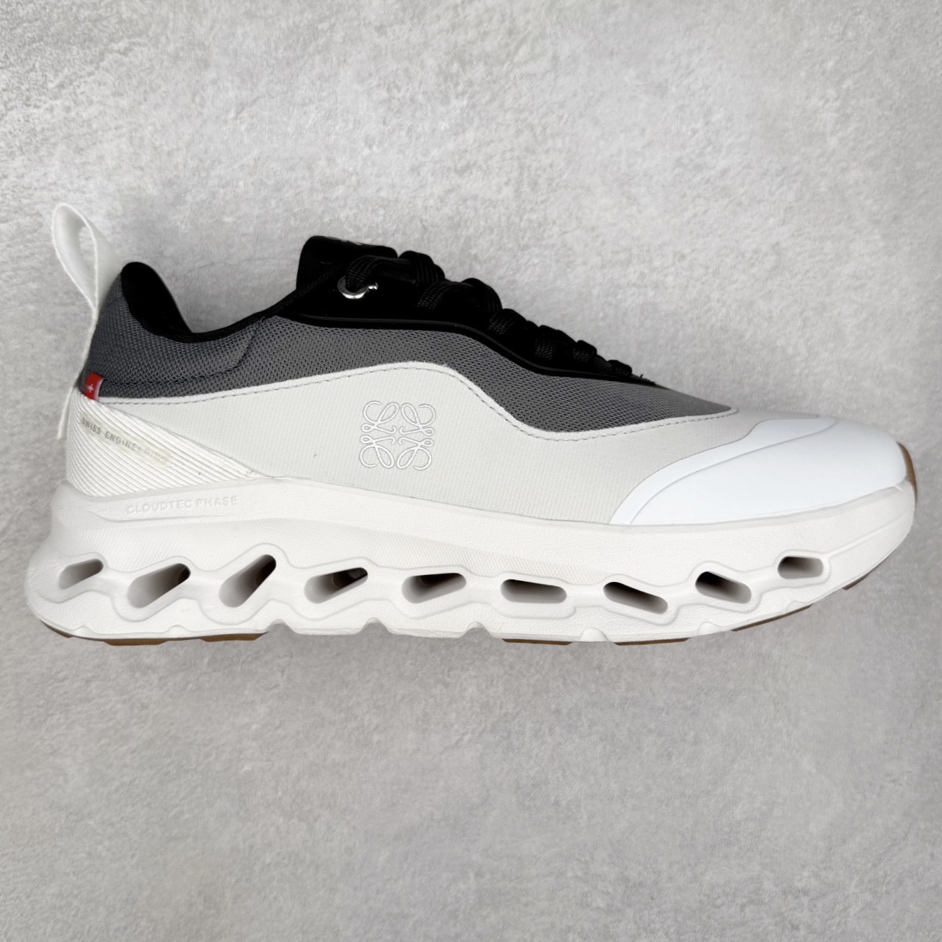 LOEWE x On Cloudtilt 2.0 昂跑罗意威联名 圆头系带生活休闲鞋 此运动品牌 开创于2010年 缓震着陆、强效回弹、轻柔质感的设计构思始终是ON研制关键 与此同时基于“为全球提供革新性的跑步感受”信念 陆续推出了多款跑鞋及其以专业运动人体跑步工程学为设计关键的功能性跑步服饰设备 让跑者不费力气地畅快畅跑 尺码：36 36.5 37.5 38 38.5 39 40 40.5 41 42 42.5 43 44 44.5 45-选品中心