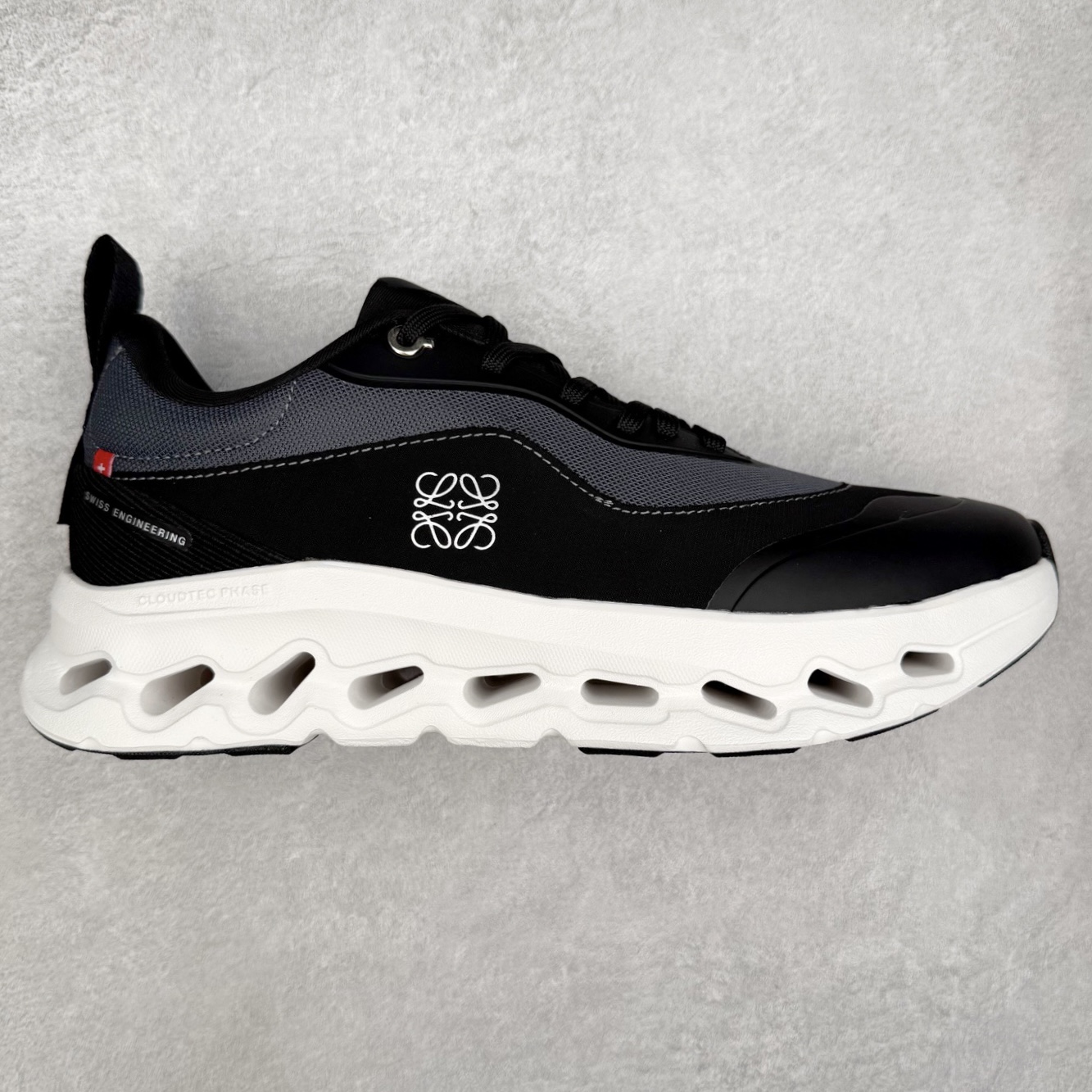 LOEWE x On Cloudtilt 2.0 昂跑罗意威联名 圆头系带生活休闲鞋 此运动品牌 开创于2010年 缓震着陆、强效回弹、轻柔质感的设计构思始终是ON研制关键 与此同时基于“为全球提供革新性的跑步感受”信念 陆续推出了多款跑鞋及其以专业运动人体跑步工程学为设计关键的功能性跑步服饰设备 让跑者不费力气地畅快畅跑 尺码：36 36.5 37.5 38 38.5 39 40 40.5 41 42 42.5 43 44 44.5 45-选品中心