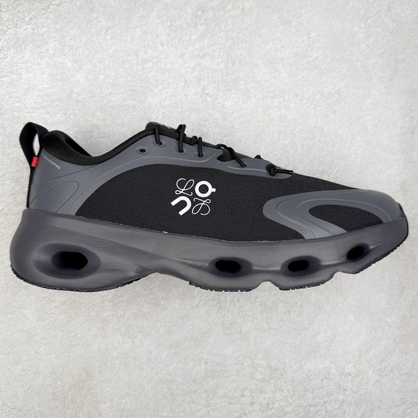 LOEWE x On Cloud Solo 昂跑罗意威联名 圆头系带生活休闲鞋 此运动品牌 开创于2010年 缓震着陆、强效回弹、轻柔质感的设计构思始终是ON研制关键 与此同时基于“为全球提供革新性的跑步感受”信念 陆续推出了多款跑鞋及其以专业运动人体跑步工程学为设计关键的功能性跑步服饰设备 让跑者不费力气地畅快畅跑 尺码：36 36.5 37.5 38 38.5 39 40 40.5 41 42 42.5 43 44 44.5 45-选品中心