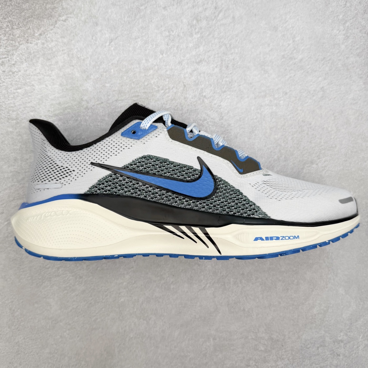 ＃特价福利 NK Zoom Pegasus 飞马41代马拉松系列网面透气缓震疾速跑鞋 拥有 Zoom Air 一如既往的稳定感和流畅感 鞋面采用工程网眼设计 为特定高热区域营造出色透气性 进一步增加鞋面的穿孔数量 让足部能够快速散热 中足搭配 Flywire 飞线 在高速运动时营造舒适稳定的贴合感 内置Zoon气垫加持 动力十足 尺码：36 36.5 37.5 38 38.5 39 40 40.5 41 42 42.5 43 44 44.5 45-选品中心