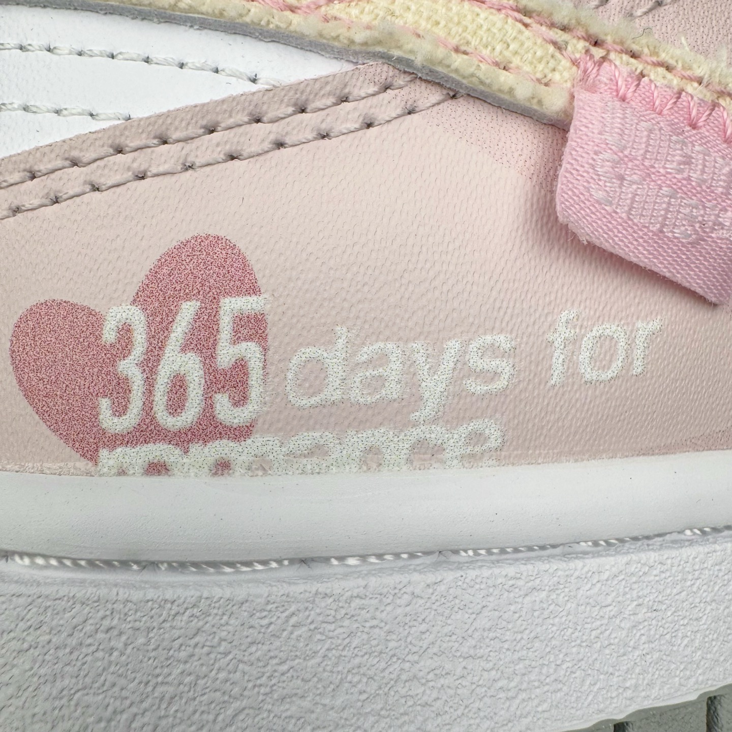 图片[18]-＃YC纯原 NK Dunk Low 甜心狙击 DD1391-103 此款以奶白色为画布，浅粉勾勒春日情书，如同晨光中的第一抹云霞，温柔包裹足尖，不张扬却自带焦点感。鞋侧粉霞掠过奶白，是浪漫誓言与心形符号的默契合谋。后跟英文镌刻日常里的仪式感——浪漫从不是特定节日，而是每一步的轻盈践行。定制系列天花板 无原鞋不开发 全系列得物原鞋一比一校对开发 配色持续更新中 终端对接 优势输出 全套原厂楦头原纸板数据档案倾力打造 原汁原味莞产 极致还原 圈内最强针车工艺 高端零售指定版 广东原厂配套原盒原标 鞋盒分三个尺码段 原厂冲刀 超高清洁度 全鞋零毛边皮料切割 采用原厂百宏鞋带以及原厂百宏织唛舌标 内标可供原厂几率过验 进口原装条纹中底布 四线拉帮白色点胶 原厂拉帮手法遵循公司 原厂电绣 极致还原 尺码：36 36.5 37.5 38 38.5 39 40 40.5 41 42 42.5 43 44 44.5 45 46-选品中心