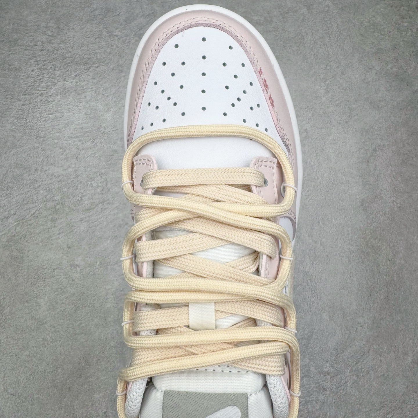 图片[4]-＃YC纯原 NK Dunk Low 甜心狙击 DD1391-103 此款以奶白色为画布，浅粉勾勒春日情书，如同晨光中的第一抹云霞，温柔包裹足尖，不张扬却自带焦点感。鞋侧粉霞掠过奶白，是浪漫誓言与心形符号的默契合谋。后跟英文镌刻日常里的仪式感——浪漫从不是特定节日，而是每一步的轻盈践行。定制系列天花板 无原鞋不开发 全系列得物原鞋一比一校对开发 配色持续更新中 终端对接 优势输出 全套原厂楦头原纸板数据档案倾力打造 原汁原味莞产 极致还原 圈内最强针车工艺 高端零售指定版 广东原厂配套原盒原标 鞋盒分三个尺码段 原厂冲刀 超高清洁度 全鞋零毛边皮料切割 采用原厂百宏鞋带以及原厂百宏织唛舌标 内标可供原厂几率过验 进口原装条纹中底布 四线拉帮白色点胶 原厂拉帮手法遵循公司 原厂电绣 极致还原 尺码：36 36.5 37.5 38 38.5 39 40 40.5 41 42 42.5 43 44 44.5 45 46-选品中心