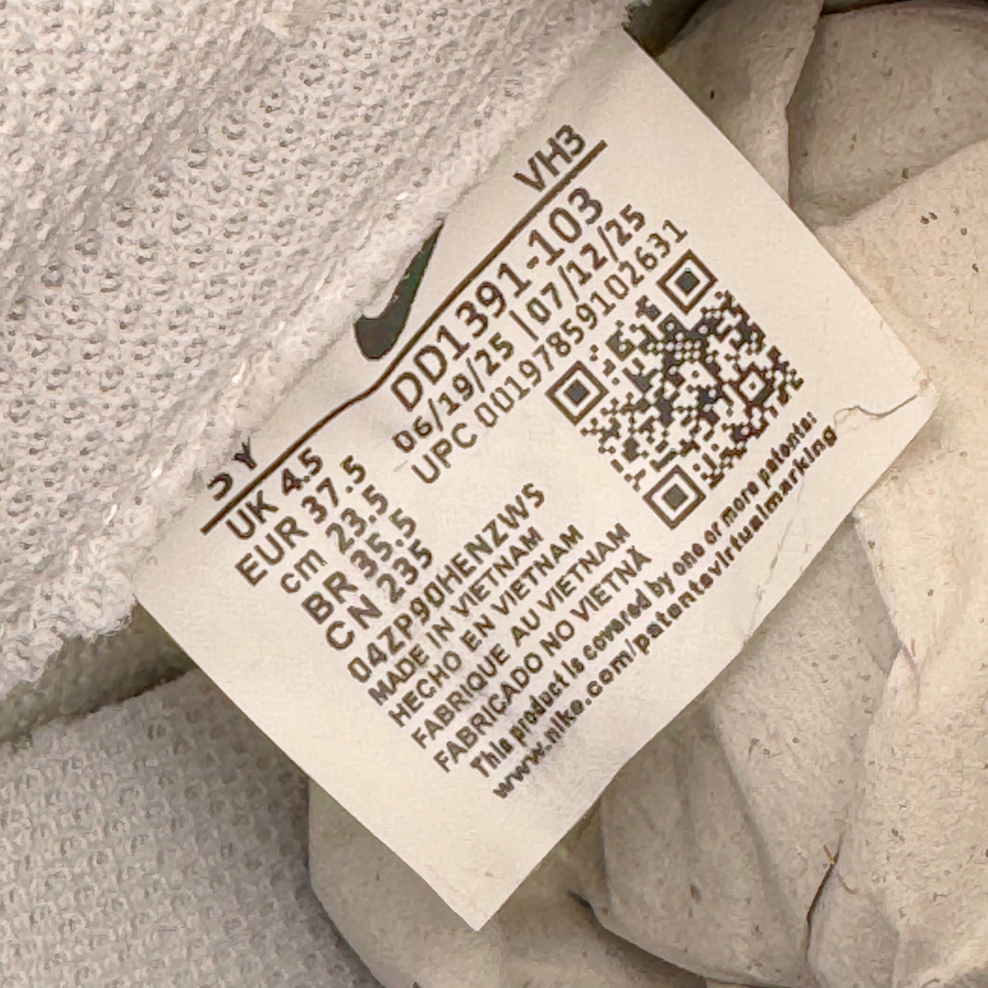 图片[14]-＃YC纯原 NK Dunk Low 甜心狙击 DD1391-103 此款以奶白色为画布，浅粉勾勒春日情书，如同晨光中的第一抹云霞，温柔包裹足尖，不张扬却自带焦点感。鞋侧粉霞掠过奶白，是浪漫誓言与心形符号的默契合谋。后跟英文镌刻日常里的仪式感——浪漫从不是特定节日，而是每一步的轻盈践行。定制系列天花板 无原鞋不开发 全系列得物原鞋一比一校对开发 配色持续更新中 终端对接 优势输出 全套原厂楦头原纸板数据档案倾力打造 原汁原味莞产 极致还原 圈内最强针车工艺 高端零售指定版 广东原厂配套原盒原标 鞋盒分三个尺码段 原厂冲刀 超高清洁度 全鞋零毛边皮料切割 采用原厂百宏鞋带以及原厂百宏织唛舌标 内标可供原厂几率过验 进口原装条纹中底布 四线拉帮白色点胶 原厂拉帮手法遵循公司 原厂电绣 极致还原 尺码：36 36.5 37.5 38 38.5 39 40 40.5 41 42 42.5 43 44 44.5 45 46-选品中心