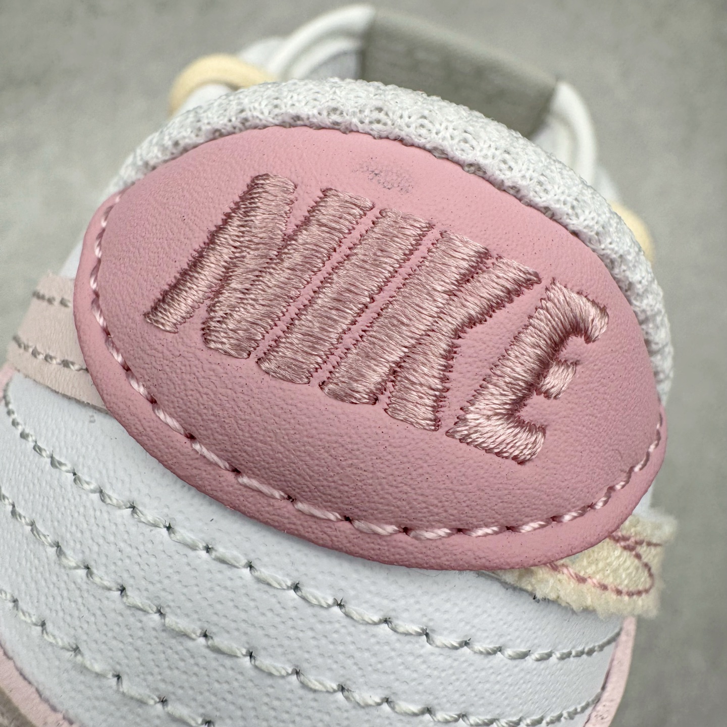 图片[17]-＃YC纯原 NK Dunk Low 甜心狙击 DD1391-103 此款以奶白色为画布，浅粉勾勒春日情书，如同晨光中的第一抹云霞，温柔包裹足尖，不张扬却自带焦点感。鞋侧粉霞掠过奶白，是浪漫誓言与心形符号的默契合谋。后跟英文镌刻日常里的仪式感——浪漫从不是特定节日，而是每一步的轻盈践行。定制系列天花板 无原鞋不开发 全系列得物原鞋一比一校对开发 配色持续更新中 终端对接 优势输出 全套原厂楦头原纸板数据档案倾力打造 原汁原味莞产 极致还原 圈内最强针车工艺 高端零售指定版 广东原厂配套原盒原标 鞋盒分三个尺码段 原厂冲刀 超高清洁度 全鞋零毛边皮料切割 采用原厂百宏鞋带以及原厂百宏织唛舌标 内标可供原厂几率过验 进口原装条纹中底布 四线拉帮白色点胶 原厂拉帮手法遵循公司 原厂电绣 极致还原 尺码：36 36.5 37.5 38 38.5 39 40 40.5 41 42 42.5 43 44 44.5 45 46-选品中心