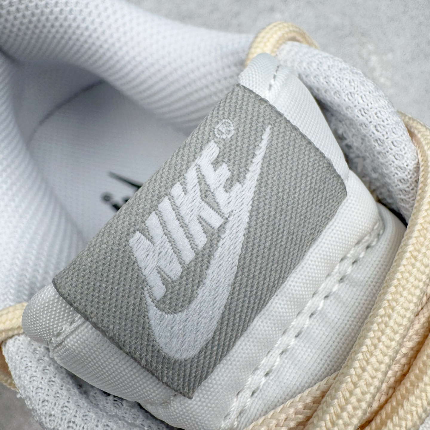 图片[15]-＃YC纯原 NK Dunk Low 甜心狙击 DD1391-103 此款以奶白色为画布，浅粉勾勒春日情书，如同晨光中的第一抹云霞，温柔包裹足尖，不张扬却自带焦点感。鞋侧粉霞掠过奶白，是浪漫誓言与心形符号的默契合谋。后跟英文镌刻日常里的仪式感——浪漫从不是特定节日，而是每一步的轻盈践行。定制系列天花板 无原鞋不开发 全系列得物原鞋一比一校对开发 配色持续更新中 终端对接 优势输出 全套原厂楦头原纸板数据档案倾力打造 原汁原味莞产 极致还原 圈内最强针车工艺 高端零售指定版 广东原厂配套原盒原标 鞋盒分三个尺码段 原厂冲刀 超高清洁度 全鞋零毛边皮料切割 采用原厂百宏鞋带以及原厂百宏织唛舌标 内标可供原厂几率过验 进口原装条纹中底布 四线拉帮白色点胶 原厂拉帮手法遵循公司 原厂电绣 极致还原 尺码：36 36.5 37.5 38 38.5 39 40 40.5 41 42 42.5 43 44 44.5 45 46-选品中心