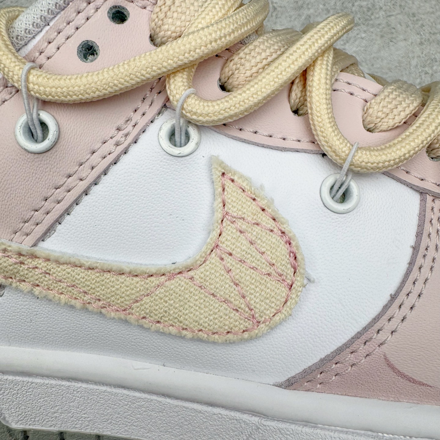图片[20]-＃YC纯原 NK Dunk Low 甜心狙击 DD1391-103 此款以奶白色为画布，浅粉勾勒春日情书，如同晨光中的第一抹云霞，温柔包裹足尖，不张扬却自带焦点感。鞋侧粉霞掠过奶白，是浪漫誓言与心形符号的默契合谋。后跟英文镌刻日常里的仪式感——浪漫从不是特定节日，而是每一步的轻盈践行。定制系列天花板 无原鞋不开发 全系列得物原鞋一比一校对开发 配色持续更新中 终端对接 优势输出 全套原厂楦头原纸板数据档案倾力打造 原汁原味莞产 极致还原 圈内最强针车工艺 高端零售指定版 广东原厂配套原盒原标 鞋盒分三个尺码段 原厂冲刀 超高清洁度 全鞋零毛边皮料切割 采用原厂百宏鞋带以及原厂百宏织唛舌标 内标可供原厂几率过验 进口原装条纹中底布 四线拉帮白色点胶 原厂拉帮手法遵循公司 原厂电绣 极致还原 尺码：36 36.5 37.5 38 38.5 39 40 40.5 41 42 42.5 43 44 44.5 45 46-选品中心