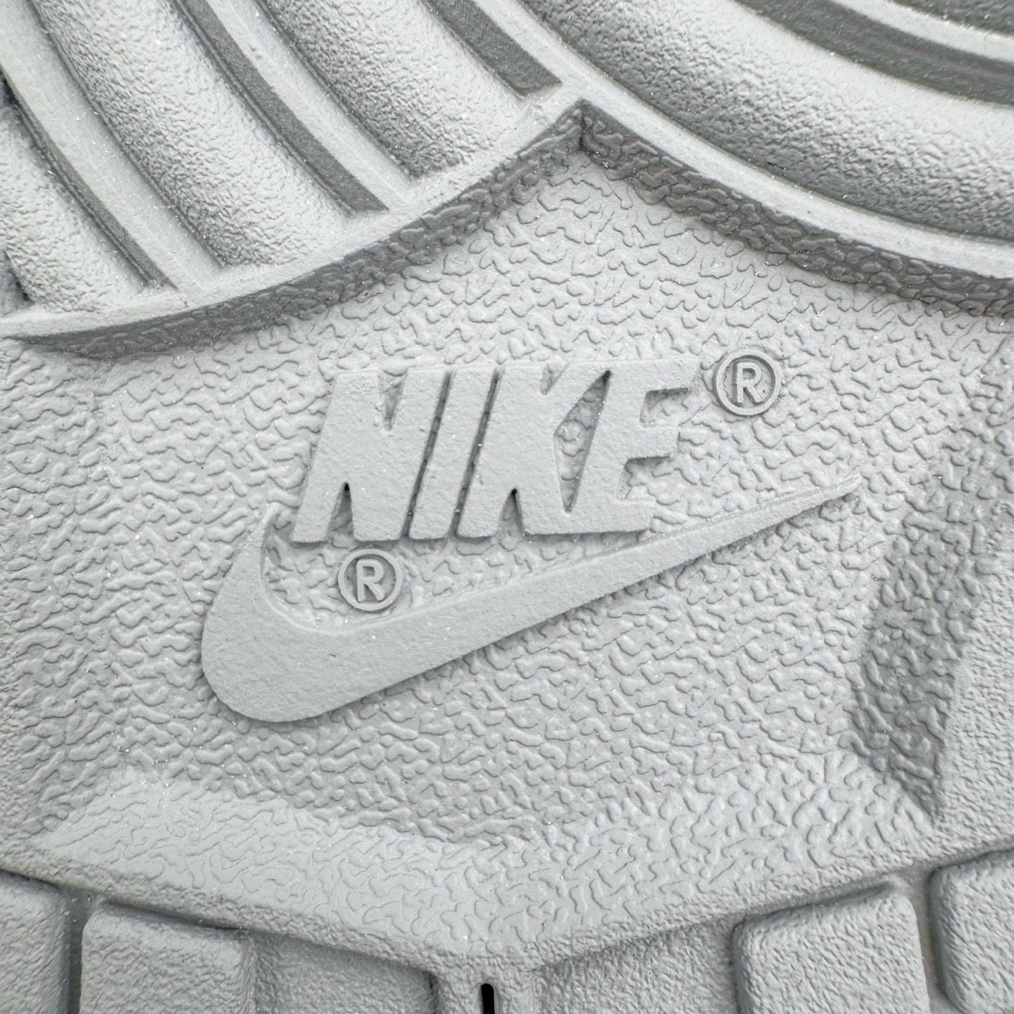 图片[21]-＃YC纯原 NK Dunk Low 甜心狙击 DD1391-103 此款以奶白色为画布，浅粉勾勒春日情书，如同晨光中的第一抹云霞，温柔包裹足尖，不张扬却自带焦点感。鞋侧粉霞掠过奶白，是浪漫誓言与心形符号的默契合谋。后跟英文镌刻日常里的仪式感——浪漫从不是特定节日，而是每一步的轻盈践行。定制系列天花板 无原鞋不开发 全系列得物原鞋一比一校对开发 配色持续更新中 终端对接 优势输出 全套原厂楦头原纸板数据档案倾力打造 原汁原味莞产 极致还原 圈内最强针车工艺 高端零售指定版 广东原厂配套原盒原标 鞋盒分三个尺码段 原厂冲刀 超高清洁度 全鞋零毛边皮料切割 采用原厂百宏鞋带以及原厂百宏织唛舌标 内标可供原厂几率过验 进口原装条纹中底布 四线拉帮白色点胶 原厂拉帮手法遵循公司 原厂电绣 极致还原 尺码：36 36.5 37.5 38 38.5 39 40 40.5 41 42 42.5 43 44 44.5 45 46-选品中心