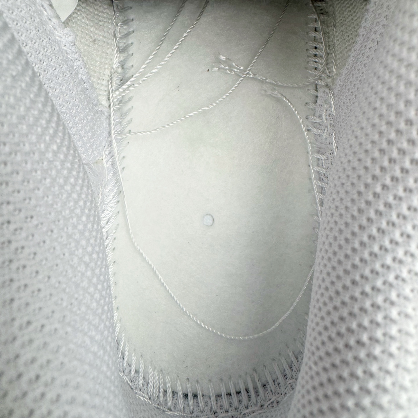 图片[11]-＃YC纯原 NK Dunk Low 甜心狙击 DD1391-103 此款以奶白色为画布，浅粉勾勒春日情书，如同晨光中的第一抹云霞，温柔包裹足尖，不张扬却自带焦点感。鞋侧粉霞掠过奶白，是浪漫誓言与心形符号的默契合谋。后跟英文镌刻日常里的仪式感——浪漫从不是特定节日，而是每一步的轻盈践行。定制系列天花板 无原鞋不开发 全系列得物原鞋一比一校对开发 配色持续更新中 终端对接 优势输出 全套原厂楦头原纸板数据档案倾力打造 原汁原味莞产 极致还原 圈内最强针车工艺 高端零售指定版 广东原厂配套原盒原标 鞋盒分三个尺码段 原厂冲刀 超高清洁度 全鞋零毛边皮料切割 采用原厂百宏鞋带以及原厂百宏织唛舌标 内标可供原厂几率过验 进口原装条纹中底布 四线拉帮白色点胶 原厂拉帮手法遵循公司 原厂电绣 极致还原 尺码：36 36.5 37.5 38 38.5 39 40 40.5 41 42 42.5 43 44 44.5 45 46-选品中心