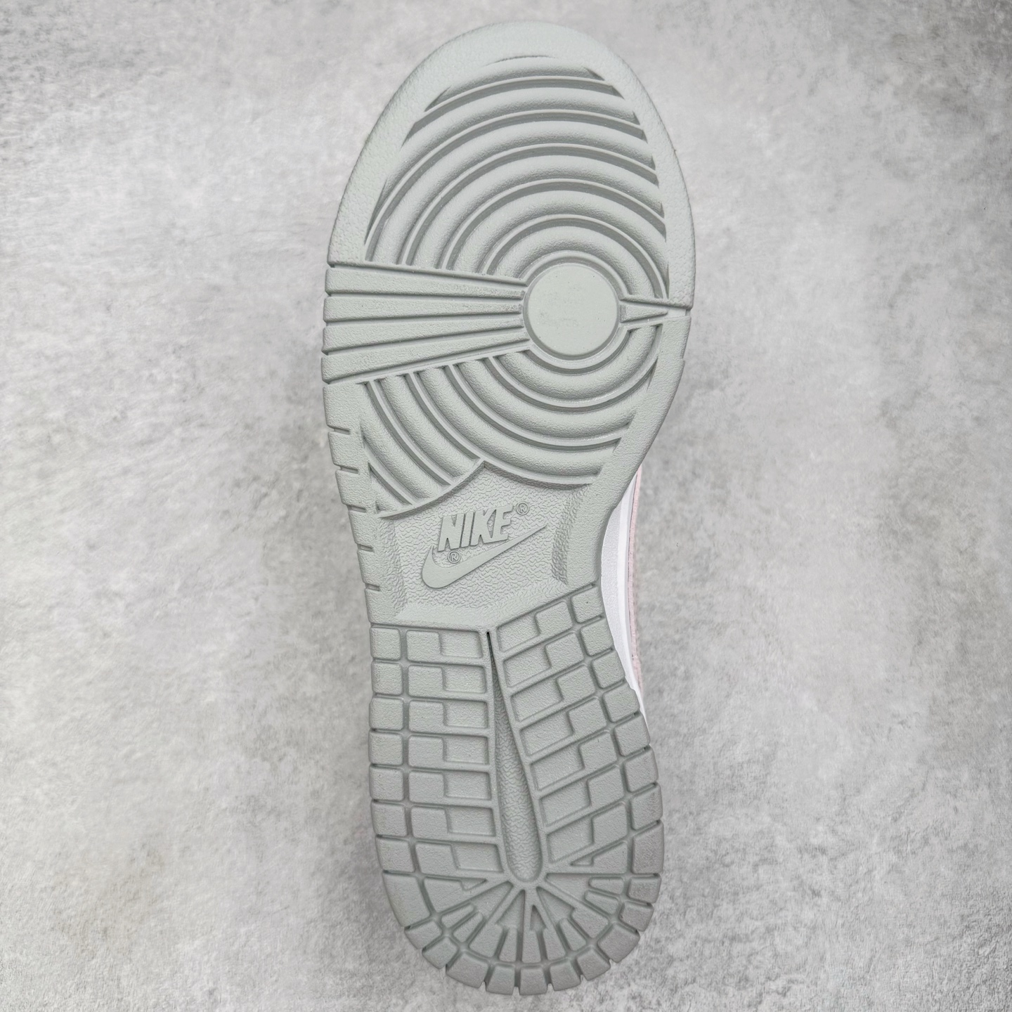 图片[9]-＃YC纯原 NK Dunk Low 甜心狙击 DD1391-103 此款以奶白色为画布，浅粉勾勒春日情书，如同晨光中的第一抹云霞，温柔包裹足尖，不张扬却自带焦点感。鞋侧粉霞掠过奶白，是浪漫誓言与心形符号的默契合谋。后跟英文镌刻日常里的仪式感——浪漫从不是特定节日，而是每一步的轻盈践行。定制系列天花板 无原鞋不开发 全系列得物原鞋一比一校对开发 配色持续更新中 终端对接 优势输出 全套原厂楦头原纸板数据档案倾力打造 原汁原味莞产 极致还原 圈内最强针车工艺 高端零售指定版 广东原厂配套原盒原标 鞋盒分三个尺码段 原厂冲刀 超高清洁度 全鞋零毛边皮料切割 采用原厂百宏鞋带以及原厂百宏织唛舌标 内标可供原厂几率过验 进口原装条纹中底布 四线拉帮白色点胶 原厂拉帮手法遵循公司 原厂电绣 极致还原 尺码：36 36.5 37.5 38 38.5 39 40 40.5 41 42 42.5 43 44 44.5 45 46-选品中心