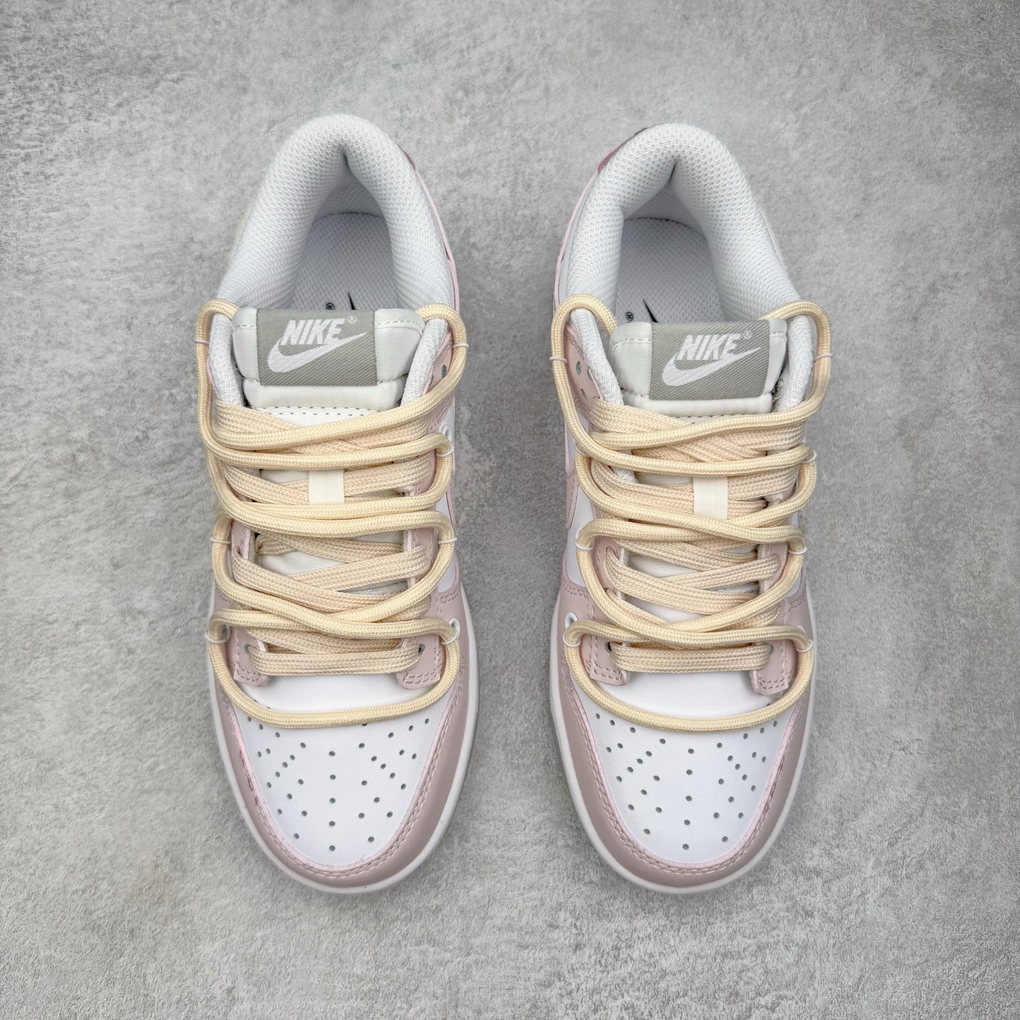图片[2]-＃YC纯原 NK Dunk Low 甜心狙击 DD1391-103 此款以奶白色为画布，浅粉勾勒春日情书，如同晨光中的第一抹云霞，温柔包裹足尖，不张扬却自带焦点感。鞋侧粉霞掠过奶白，是浪漫誓言与心形符号的默契合谋。后跟英文镌刻日常里的仪式感——浪漫从不是特定节日，而是每一步的轻盈践行。定制系列天花板 无原鞋不开发 全系列得物原鞋一比一校对开发 配色持续更新中 终端对接 优势输出 全套原厂楦头原纸板数据档案倾力打造 原汁原味莞产 极致还原 圈内最强针车工艺 高端零售指定版 广东原厂配套原盒原标 鞋盒分三个尺码段 原厂冲刀 超高清洁度 全鞋零毛边皮料切割 采用原厂百宏鞋带以及原厂百宏织唛舌标 内标可供原厂几率过验 进口原装条纹中底布 四线拉帮白色点胶 原厂拉帮手法遵循公司 原厂电绣 极致还原 尺码：36 36.5 37.5 38 38.5 39 40 40.5 41 42 42.5 43 44 44.5 45 46-选品中心