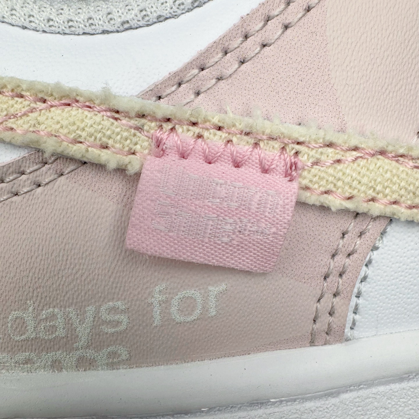 图片[10]-＃YC纯原 NK Dunk Low 甜心狙击 DD1391-103 此款以奶白色为画布，浅粉勾勒春日情书，如同晨光中的第一抹云霞，温柔包裹足尖，不张扬却自带焦点感。鞋侧粉霞掠过奶白，是浪漫誓言与心形符号的默契合谋。后跟英文镌刻日常里的仪式感——浪漫从不是特定节日，而是每一步的轻盈践行。定制系列天花板 无原鞋不开发 全系列得物原鞋一比一校对开发 配色持续更新中 终端对接 优势输出 全套原厂楦头原纸板数据档案倾力打造 原汁原味莞产 极致还原 圈内最强针车工艺 高端零售指定版 广东原厂配套原盒原标 鞋盒分三个尺码段 原厂冲刀 超高清洁度 全鞋零毛边皮料切割 采用原厂百宏鞋带以及原厂百宏织唛舌标 内标可供原厂几率过验 进口原装条纹中底布 四线拉帮白色点胶 原厂拉帮手法遵循公司 原厂电绣 极致还原 尺码：36 36.5 37.5 38 38.5 39 40 40.5 41 42 42.5 43 44 44.5 45 46-选品中心