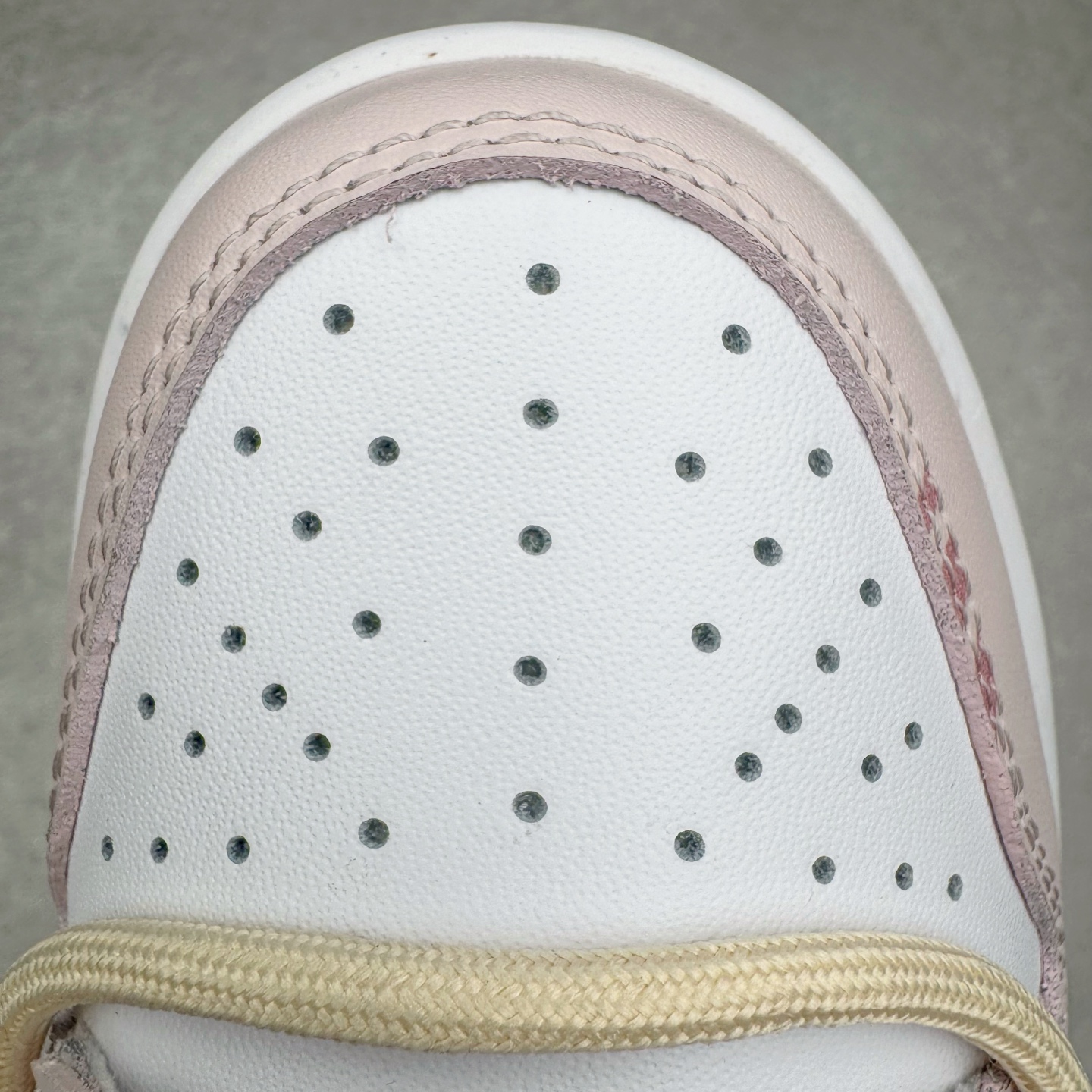 图片[16]-＃YC纯原 NK Dunk Low 甜心狙击 DD1391-103 此款以奶白色为画布，浅粉勾勒春日情书，如同晨光中的第一抹云霞，温柔包裹足尖，不张扬却自带焦点感。鞋侧粉霞掠过奶白，是浪漫誓言与心形符号的默契合谋。后跟英文镌刻日常里的仪式感——浪漫从不是特定节日，而是每一步的轻盈践行。定制系列天花板 无原鞋不开发 全系列得物原鞋一比一校对开发 配色持续更新中 终端对接 优势输出 全套原厂楦头原纸板数据档案倾力打造 原汁原味莞产 极致还原 圈内最强针车工艺 高端零售指定版 广东原厂配套原盒原标 鞋盒分三个尺码段 原厂冲刀 超高清洁度 全鞋零毛边皮料切割 采用原厂百宏鞋带以及原厂百宏织唛舌标 内标可供原厂几率过验 进口原装条纹中底布 四线拉帮白色点胶 原厂拉帮手法遵循公司 原厂电绣 极致还原 尺码：36 36.5 37.5 38 38.5 39 40 40.5 41 42 42.5 43 44 44.5 45 46-选品中心