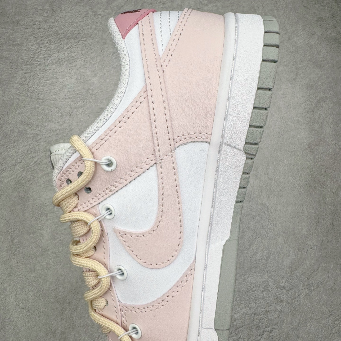 图片[7]-＃YC纯原 NK Dunk Low 甜心狙击 DD1391-103 此款以奶白色为画布，浅粉勾勒春日情书，如同晨光中的第一抹云霞，温柔包裹足尖，不张扬却自带焦点感。鞋侧粉霞掠过奶白，是浪漫誓言与心形符号的默契合谋。后跟英文镌刻日常里的仪式感——浪漫从不是特定节日，而是每一步的轻盈践行。定制系列天花板 无原鞋不开发 全系列得物原鞋一比一校对开发 配色持续更新中 终端对接 优势输出 全套原厂楦头原纸板数据档案倾力打造 原汁原味莞产 极致还原 圈内最强针车工艺 高端零售指定版 广东原厂配套原盒原标 鞋盒分三个尺码段 原厂冲刀 超高清洁度 全鞋零毛边皮料切割 采用原厂百宏鞋带以及原厂百宏织唛舌标 内标可供原厂几率过验 进口原装条纹中底布 四线拉帮白色点胶 原厂拉帮手法遵循公司 原厂电绣 极致还原 尺码：36 36.5 37.5 38 38.5 39 40 40.5 41 42 42.5 43 44 44.5 45 46-选品中心