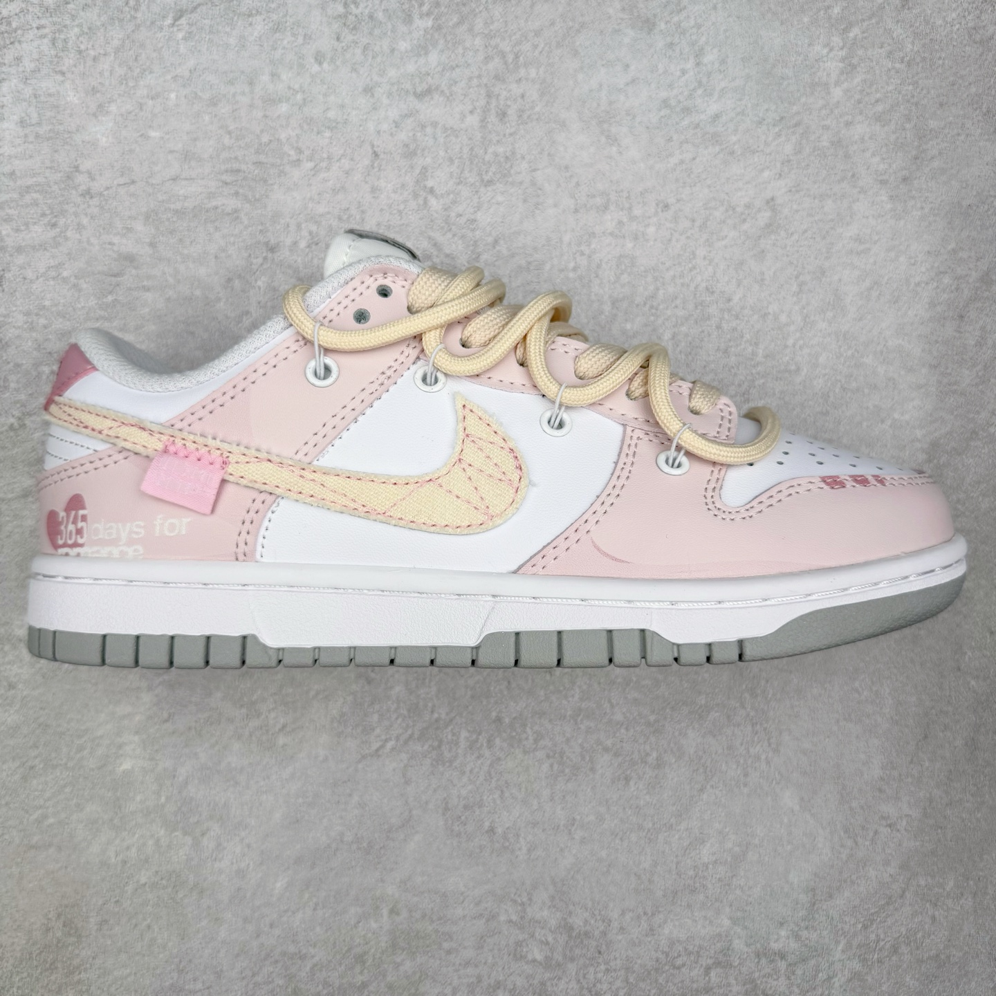 ＃YC纯原 NK Dunk Low 甜心狙击 DD1391-103 此款以奶白色为画布，浅粉勾勒春日情书，如同晨光中的第一抹云霞，温柔包裹足尖，不张扬却自带焦点感。鞋侧粉霞掠过奶白，是浪漫誓言与心形符号的默契合谋。后跟英文镌刻日常里的仪式感——浪漫从不是特定节日，而是每一步的轻盈践行。定制系列天花板 无原鞋不开发 全系列得物原鞋一比一校对开发 配色持续更新中 终端对接 优势输出 全套原厂楦头原纸板数据档案倾力打造 原汁原味莞产 极致还原 圈内最强针车工艺 高端零售指定版 广东原厂配套原盒原标 鞋盒分三个尺码段 原厂冲刀 超高清洁度 全鞋零毛边皮料切割 采用原厂百宏鞋带以及原厂百宏织唛舌标 内标可供原厂几率过验 进口原装条纹中底布 四线拉帮白色点胶 原厂拉帮手法遵循公司 原厂电绣 极致还原 尺码：36 36.5 37.5 38 38.5 39 40 40.5 41 42 42.5 43 44 44.5 45 46-选品中心