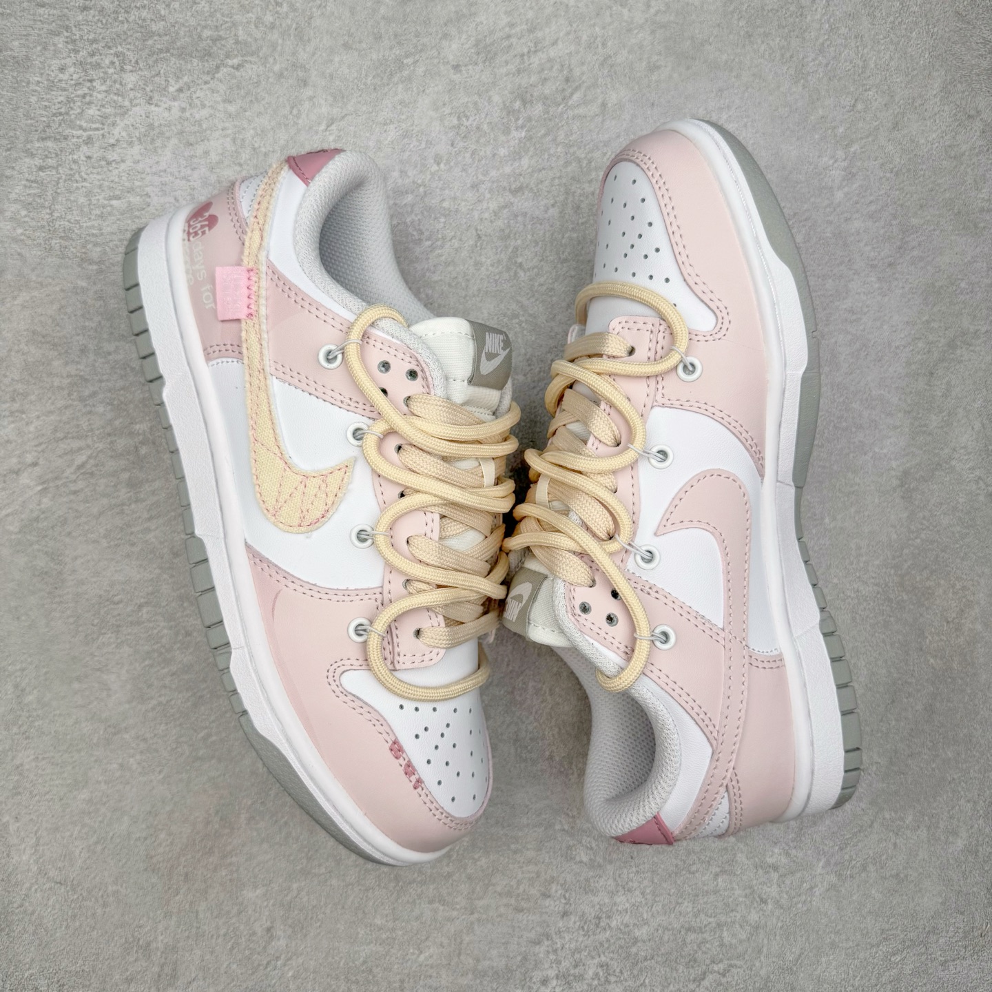 图片[3]-＃YC纯原 NK Dunk Low 甜心狙击 DD1391-103 此款以奶白色为画布，浅粉勾勒春日情书，如同晨光中的第一抹云霞，温柔包裹足尖，不张扬却自带焦点感。鞋侧粉霞掠过奶白，是浪漫誓言与心形符号的默契合谋。后跟英文镌刻日常里的仪式感——浪漫从不是特定节日，而是每一步的轻盈践行。定制系列天花板 无原鞋不开发 全系列得物原鞋一比一校对开发 配色持续更新中 终端对接 优势输出 全套原厂楦头原纸板数据档案倾力打造 原汁原味莞产 极致还原 圈内最强针车工艺 高端零售指定版 广东原厂配套原盒原标 鞋盒分三个尺码段 原厂冲刀 超高清洁度 全鞋零毛边皮料切割 采用原厂百宏鞋带以及原厂百宏织唛舌标 内标可供原厂几率过验 进口原装条纹中底布 四线拉帮白色点胶 原厂拉帮手法遵循公司 原厂电绣 极致还原 尺码：36 36.5 37.5 38 38.5 39 40 40.5 41 42 42.5 43 44 44.5 45 46-选品中心