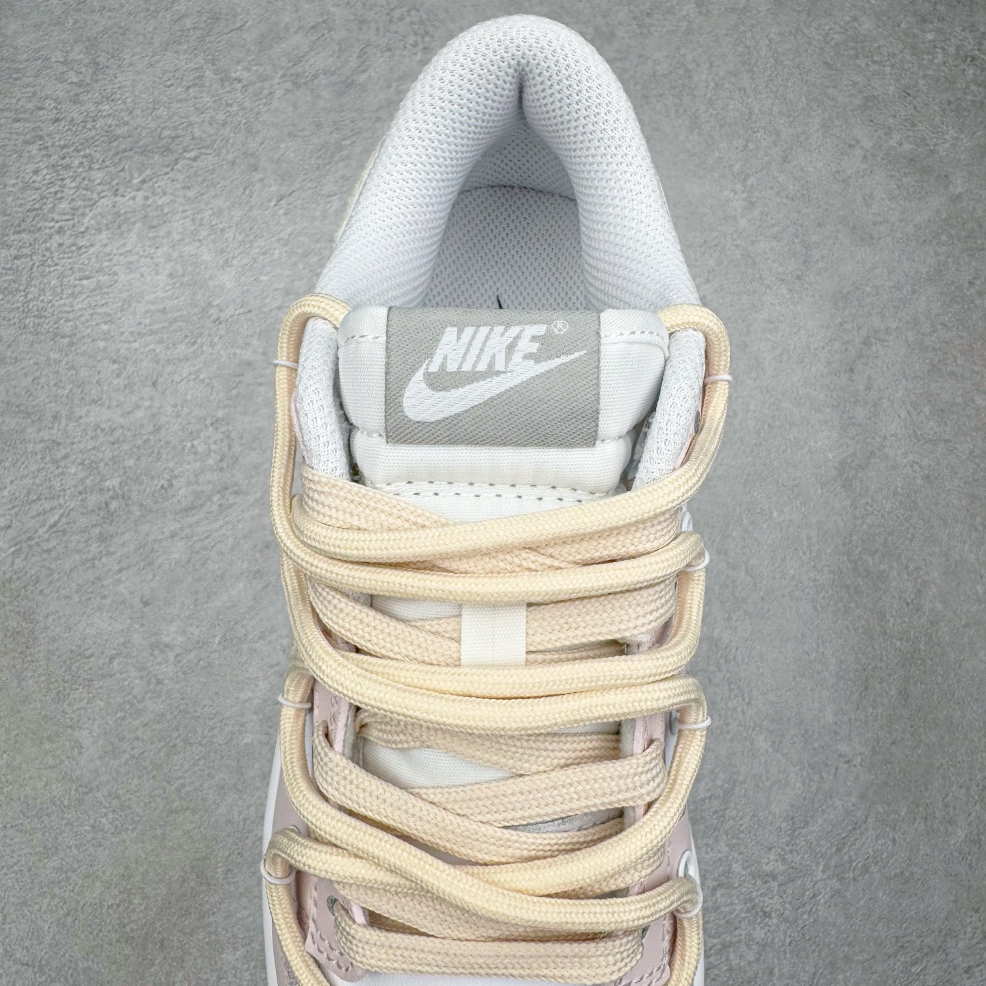 图片[5]-＃YC纯原 NK Dunk Low 甜心狙击 DD1391-103 此款以奶白色为画布，浅粉勾勒春日情书，如同晨光中的第一抹云霞，温柔包裹足尖，不张扬却自带焦点感。鞋侧粉霞掠过奶白，是浪漫誓言与心形符号的默契合谋。后跟英文镌刻日常里的仪式感——浪漫从不是特定节日，而是每一步的轻盈践行。定制系列天花板 无原鞋不开发 全系列得物原鞋一比一校对开发 配色持续更新中 终端对接 优势输出 全套原厂楦头原纸板数据档案倾力打造 原汁原味莞产 极致还原 圈内最强针车工艺 高端零售指定版 广东原厂配套原盒原标 鞋盒分三个尺码段 原厂冲刀 超高清洁度 全鞋零毛边皮料切割 采用原厂百宏鞋带以及原厂百宏织唛舌标 内标可供原厂几率过验 进口原装条纹中底布 四线拉帮白色点胶 原厂拉帮手法遵循公司 原厂电绣 极致还原 尺码：36 36.5 37.5 38 38.5 39 40 40.5 41 42 42.5 43 44 44.5 45 46-选品中心