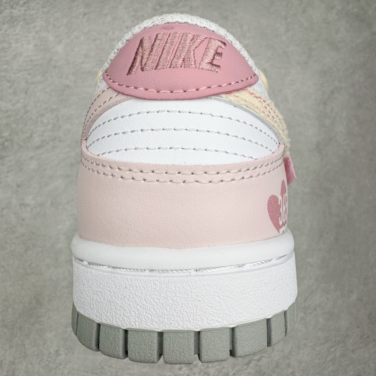 图片[8]-＃YC纯原 NK Dunk Low 甜心狙击 DD1391-103 此款以奶白色为画布，浅粉勾勒春日情书，如同晨光中的第一抹云霞，温柔包裹足尖，不张扬却自带焦点感。鞋侧粉霞掠过奶白，是浪漫誓言与心形符号的默契合谋。后跟英文镌刻日常里的仪式感——浪漫从不是特定节日，而是每一步的轻盈践行。定制系列天花板 无原鞋不开发 全系列得物原鞋一比一校对开发 配色持续更新中 终端对接 优势输出 全套原厂楦头原纸板数据档案倾力打造 原汁原味莞产 极致还原 圈内最强针车工艺 高端零售指定版 广东原厂配套原盒原标 鞋盒分三个尺码段 原厂冲刀 超高清洁度 全鞋零毛边皮料切割 采用原厂百宏鞋带以及原厂百宏织唛舌标 内标可供原厂几率过验 进口原装条纹中底布 四线拉帮白色点胶 原厂拉帮手法遵循公司 原厂电绣 极致还原 尺码：36 36.5 37.5 38 38.5 39 40 40.5 41 42 42.5 43 44 44.5 45 46-选品中心