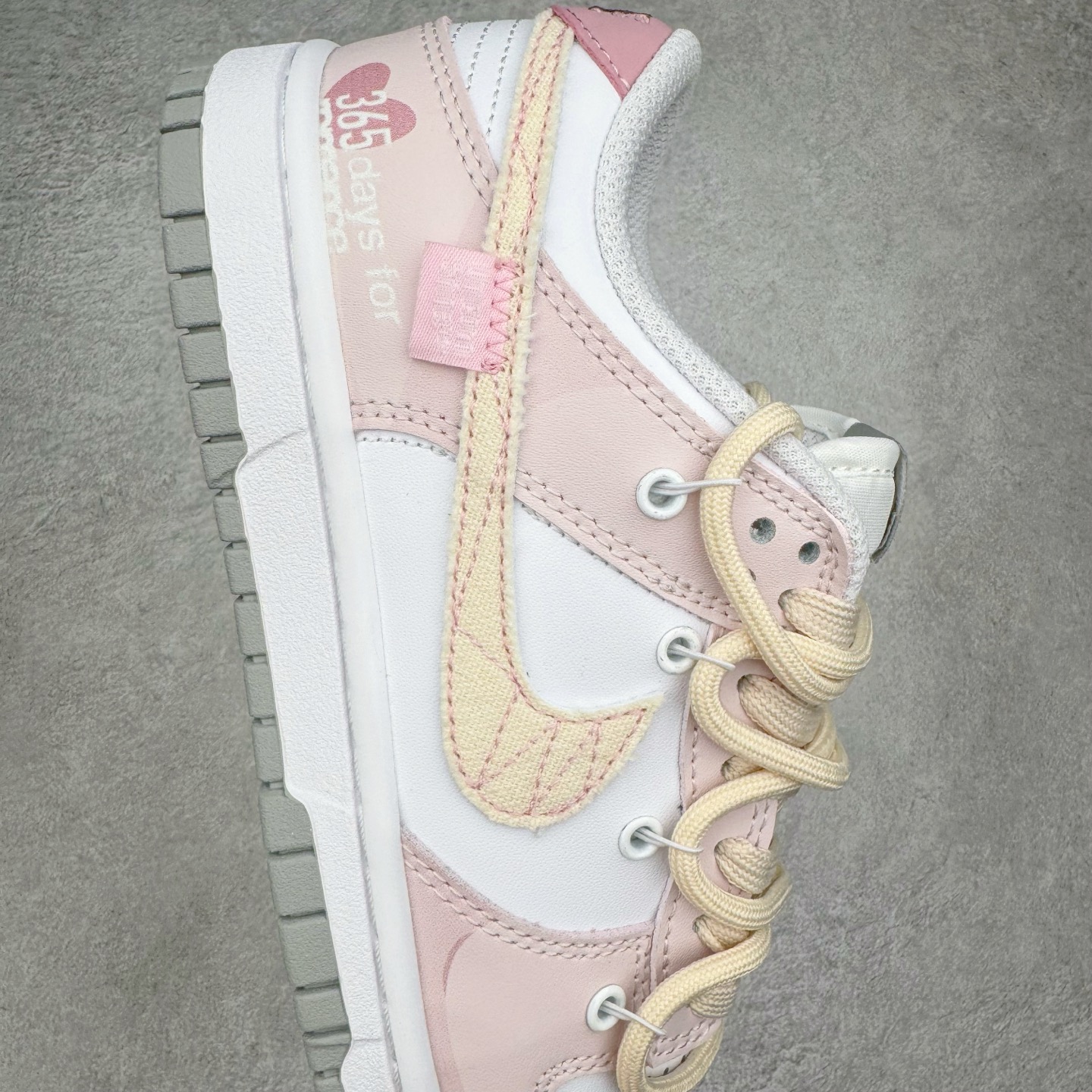 图片[6]-＃YC纯原 NK Dunk Low 甜心狙击 DD1391-103 此款以奶白色为画布，浅粉勾勒春日情书，如同晨光中的第一抹云霞，温柔包裹足尖，不张扬却自带焦点感。鞋侧粉霞掠过奶白，是浪漫誓言与心形符号的默契合谋。后跟英文镌刻日常里的仪式感——浪漫从不是特定节日，而是每一步的轻盈践行。定制系列天花板 无原鞋不开发 全系列得物原鞋一比一校对开发 配色持续更新中 终端对接 优势输出 全套原厂楦头原纸板数据档案倾力打造 原汁原味莞产 极致还原 圈内最强针车工艺 高端零售指定版 广东原厂配套原盒原标 鞋盒分三个尺码段 原厂冲刀 超高清洁度 全鞋零毛边皮料切割 采用原厂百宏鞋带以及原厂百宏织唛舌标 内标可供原厂几率过验 进口原装条纹中底布 四线拉帮白色点胶 原厂拉帮手法遵循公司 原厂电绣 极致还原 尺码：36 36.5 37.5 38 38.5 39 40 40.5 41 42 42.5 43 44 44.5 45 46-选品中心