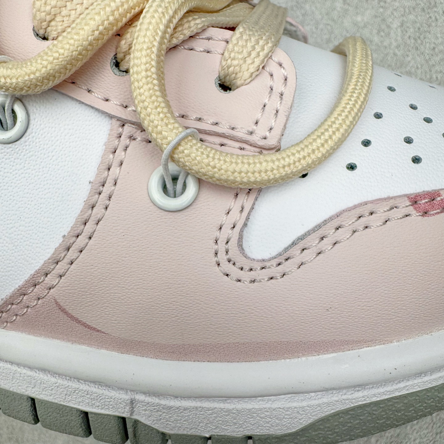 图片[19]-＃YC纯原 NK Dunk Low 甜心狙击 DD1391-103 此款以奶白色为画布，浅粉勾勒春日情书，如同晨光中的第一抹云霞，温柔包裹足尖，不张扬却自带焦点感。鞋侧粉霞掠过奶白，是浪漫誓言与心形符号的默契合谋。后跟英文镌刻日常里的仪式感——浪漫从不是特定节日，而是每一步的轻盈践行。定制系列天花板 无原鞋不开发 全系列得物原鞋一比一校对开发 配色持续更新中 终端对接 优势输出 全套原厂楦头原纸板数据档案倾力打造 原汁原味莞产 极致还原 圈内最强针车工艺 高端零售指定版 广东原厂配套原盒原标 鞋盒分三个尺码段 原厂冲刀 超高清洁度 全鞋零毛边皮料切割 采用原厂百宏鞋带以及原厂百宏织唛舌标 内标可供原厂几率过验 进口原装条纹中底布 四线拉帮白色点胶 原厂拉帮手法遵循公司 原厂电绣 极致还原 尺码：36 36.5 37.5 38 38.5 39 40 40.5 41 42 42.5 43 44 44.5 45 46-选品中心