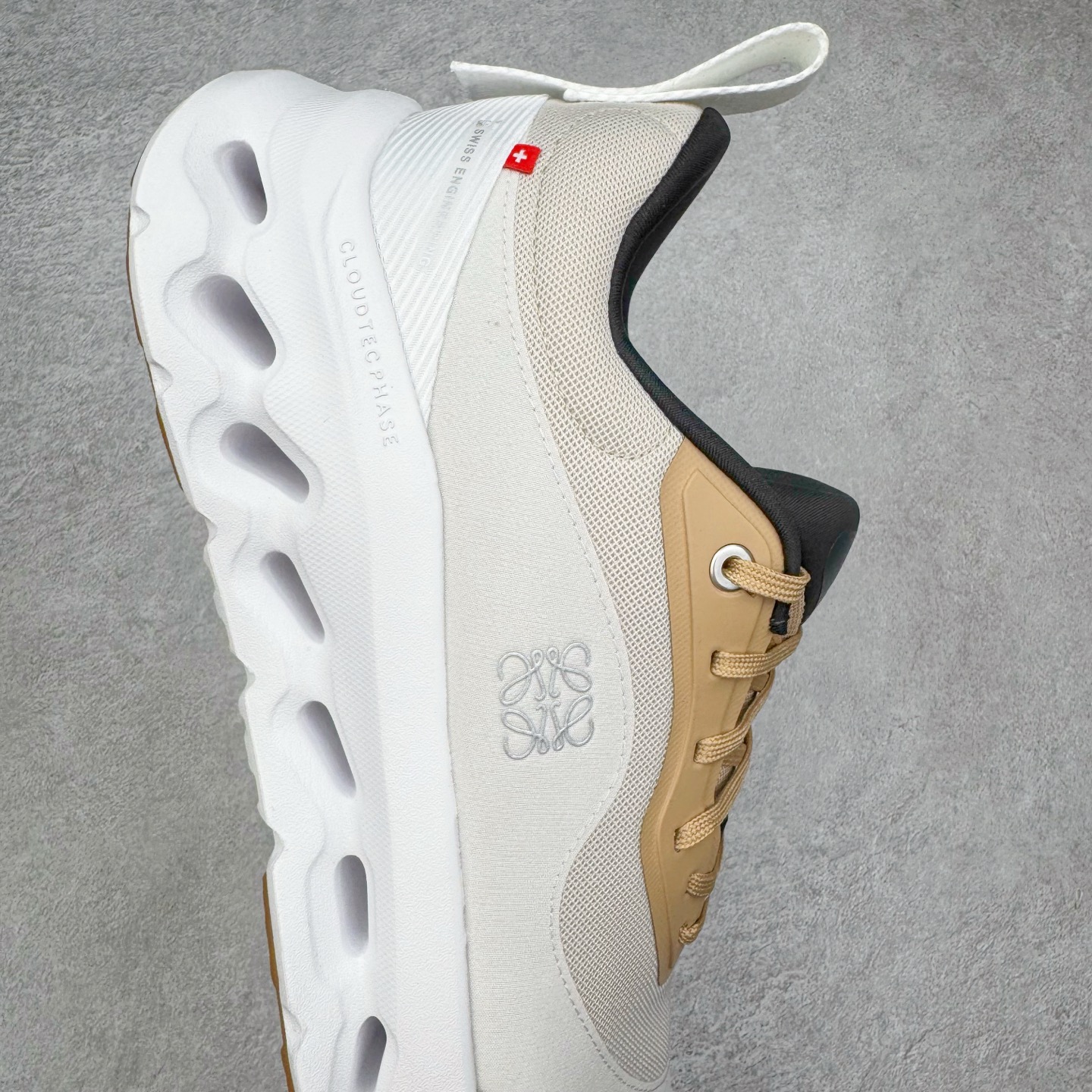 图片[6]-＃M纯原 LOEWE x On Cloudtilt 2.0 昂跑罗意威联名 圆头系带生活休闲鞋 此运动品牌 开创于2010年 缓震着陆、强效回弹、轻柔质感的设计构思始终是ON研制关键 与此同时基于“为全球提供革新性的跑步感受”信念 陆续推出了多款跑鞋及其以专业运动人体跑步工程学为设计关键的功能性跑步服饰设备 让跑者不费力气地畅快畅跑 尺码：36 36.5 37.5 38 38.5 39 40 40.5 41 42 42.5 43 44 44.5 45 46-选品中心