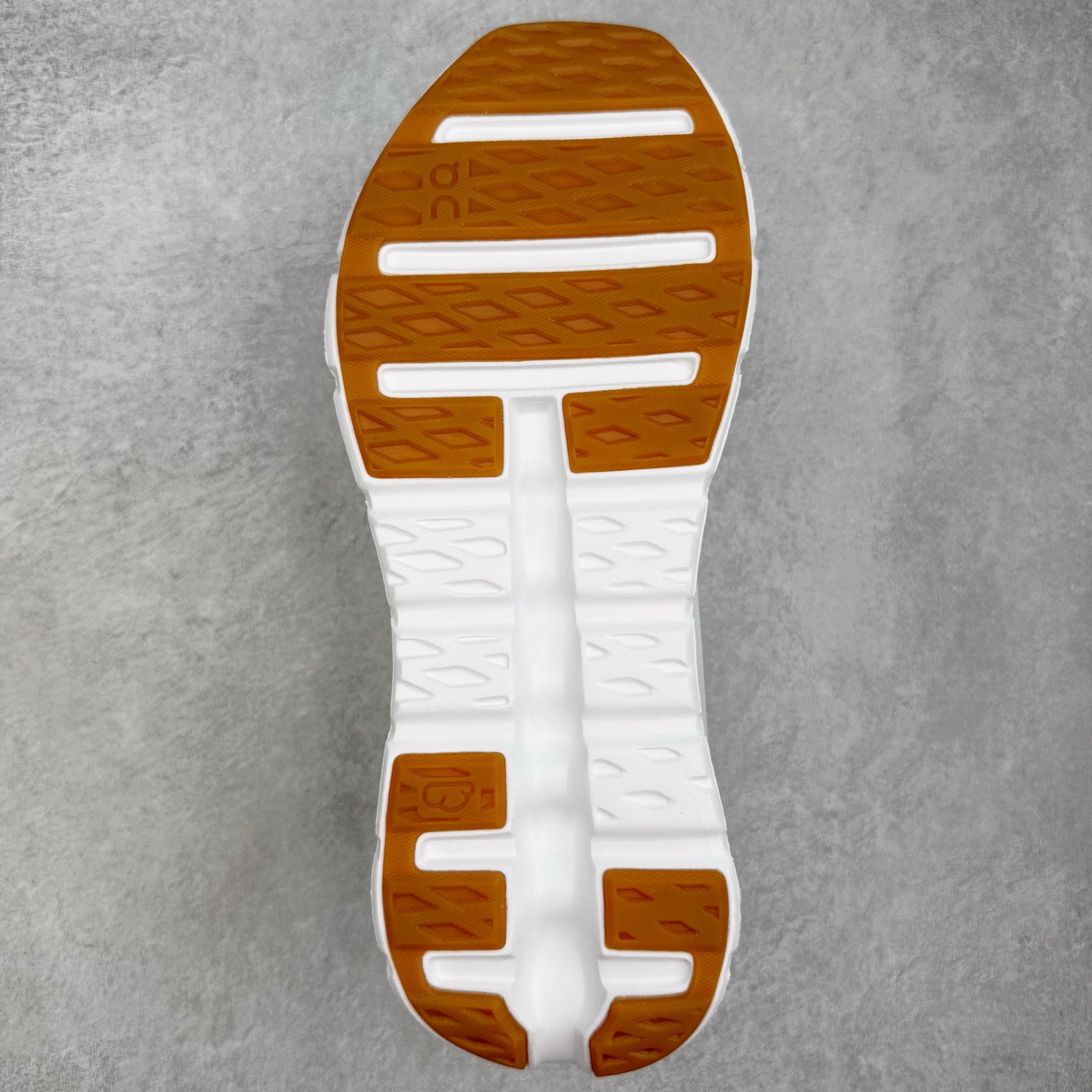 图片[9]-＃M纯原 LOEWE x On Cloudtilt 2.0 昂跑罗意威联名 圆头系带生活休闲鞋 此运动品牌 开创于2010年 缓震着陆、强效回弹、轻柔质感的设计构思始终是ON研制关键 与此同时基于“为全球提供革新性的跑步感受”信念 陆续推出了多款跑鞋及其以专业运动人体跑步工程学为设计关键的功能性跑步服饰设备 让跑者不费力气地畅快畅跑 尺码：36 36.5 37.5 38 38.5 39 40 40.5 41 42 42.5 43 44 44.5 45 46-选品中心