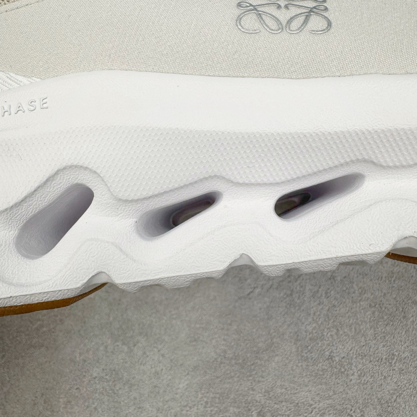 图片[19]-＃M纯原 LOEWE x On Cloudtilt 2.0 昂跑罗意威联名 圆头系带生活休闲鞋 此运动品牌 开创于2010年 缓震着陆、强效回弹、轻柔质感的设计构思始终是ON研制关键 与此同时基于“为全球提供革新性的跑步感受”信念 陆续推出了多款跑鞋及其以专业运动人体跑步工程学为设计关键的功能性跑步服饰设备 让跑者不费力气地畅快畅跑 尺码：36 36.5 37.5 38 38.5 39 40 40.5 41 42 42.5 43 44 44.5 45 46-选品中心