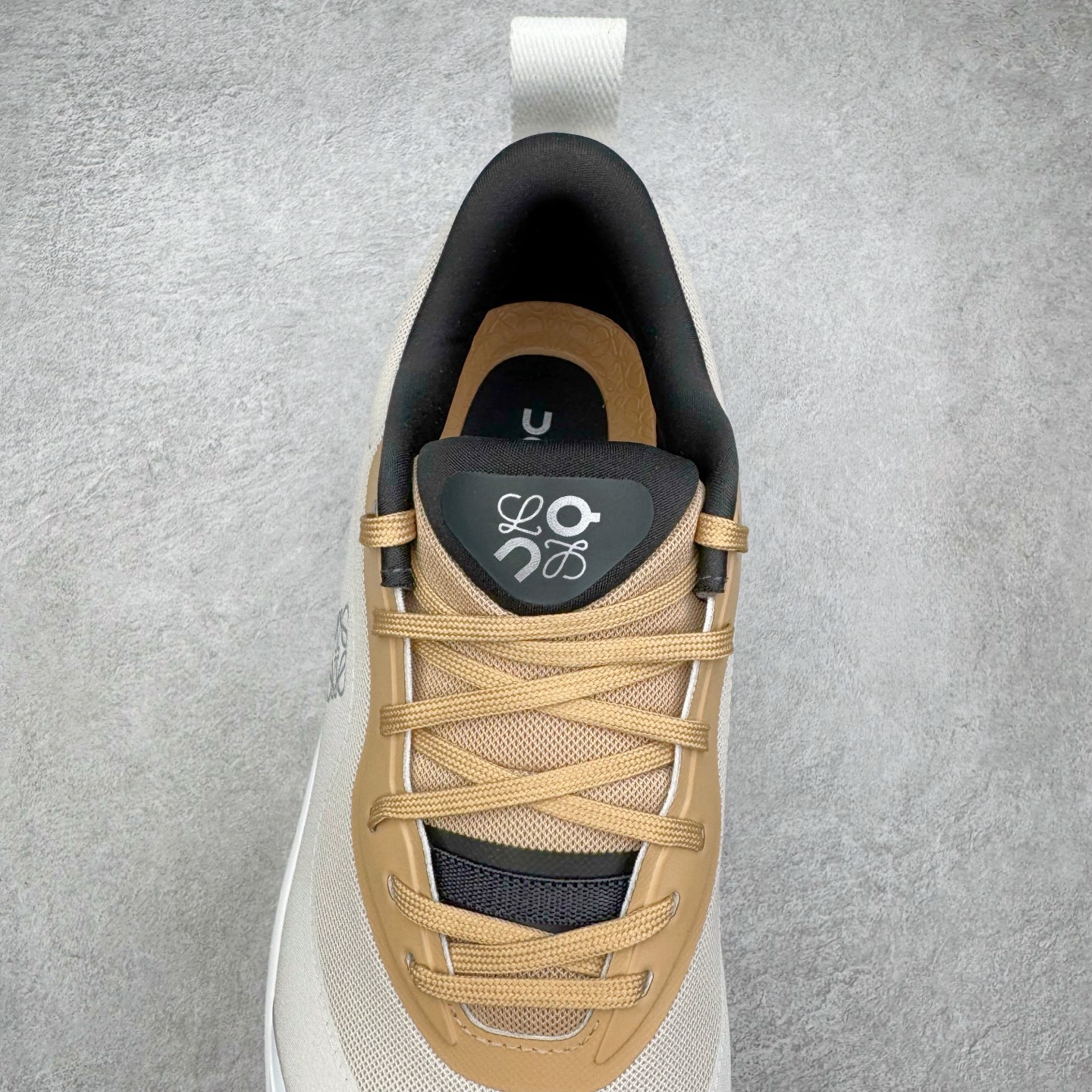 图片[5]-＃M纯原 LOEWE x On Cloudtilt 2.0 昂跑罗意威联名 圆头系带生活休闲鞋 此运动品牌 开创于2010年 缓震着陆、强效回弹、轻柔质感的设计构思始终是ON研制关键 与此同时基于“为全球提供革新性的跑步感受”信念 陆续推出了多款跑鞋及其以专业运动人体跑步工程学为设计关键的功能性跑步服饰设备 让跑者不费力气地畅快畅跑 尺码：36 36.5 37.5 38 38.5 39 40 40.5 41 42 42.5 43 44 44.5 45 46-选品中心