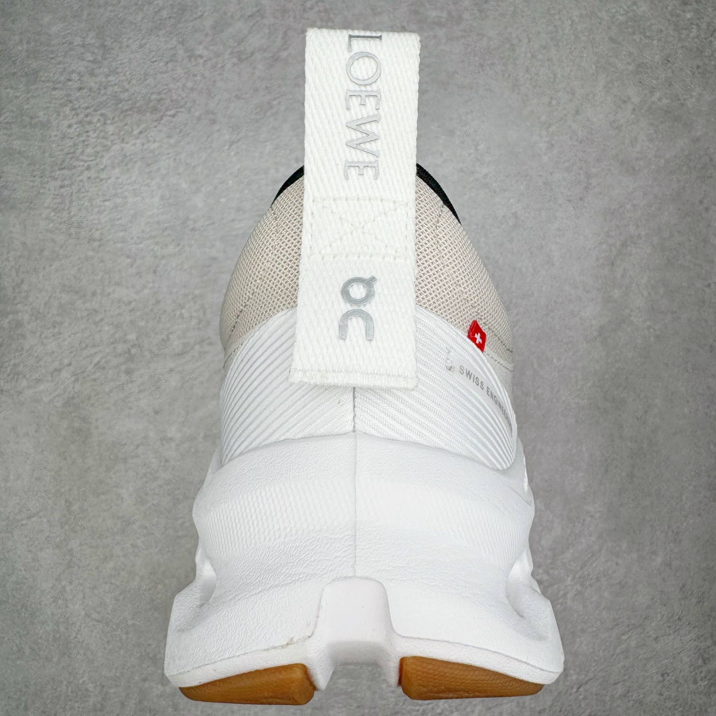 图片[8]-＃M纯原 LOEWE x On Cloudtilt 2.0 昂跑罗意威联名 圆头系带生活休闲鞋 此运动品牌 开创于2010年 缓震着陆、强效回弹、轻柔质感的设计构思始终是ON研制关键 与此同时基于“为全球提供革新性的跑步感受”信念 陆续推出了多款跑鞋及其以专业运动人体跑步工程学为设计关键的功能性跑步服饰设备 让跑者不费力气地畅快畅跑 尺码：36 36.5 37.5 38 38.5 39 40 40.5 41 42 42.5 43 44 44.5 45 46-选品中心