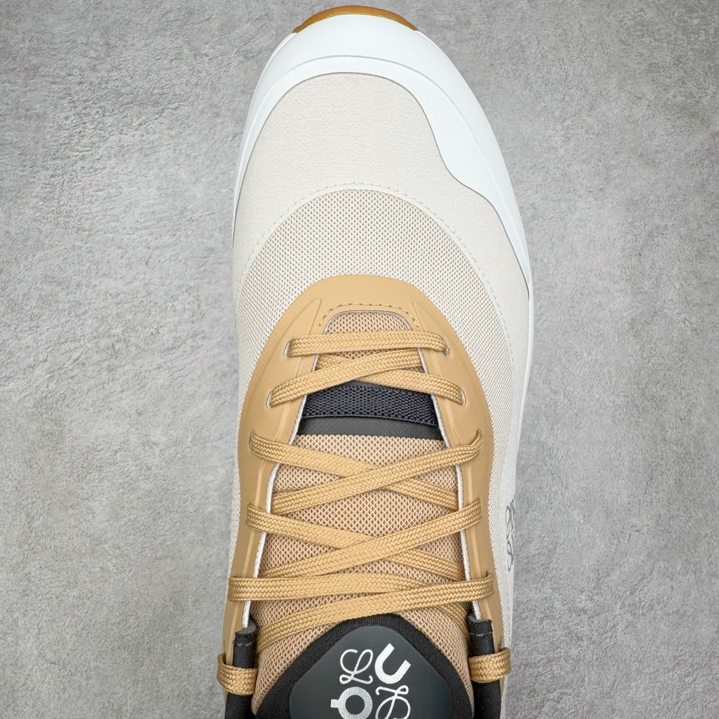 图片[4]-＃M纯原 LOEWE x On Cloudtilt 2.0 昂跑罗意威联名 圆头系带生活休闲鞋 此运动品牌 开创于2010年 缓震着陆、强效回弹、轻柔质感的设计构思始终是ON研制关键 与此同时基于“为全球提供革新性的跑步感受”信念 陆续推出了多款跑鞋及其以专业运动人体跑步工程学为设计关键的功能性跑步服饰设备 让跑者不费力气地畅快畅跑 尺码：36 36.5 37.5 38 38.5 39 40 40.5 41 42 42.5 43 44 44.5 45 46-选品中心