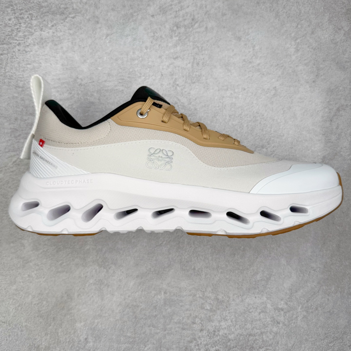 ＃M纯原 LOEWE x On Cloudtilt 2.0 昂跑罗意威联名 圆头系带生活休闲鞋 此运动品牌 开创于2010年 缓震着陆、强效回弹、轻柔质感的设计构思始终是ON研制关键 与此同时基于“为全球提供革新性的跑步感受”信念 陆续推出了多款跑鞋及其以专业运动人体跑步工程学为设计关键的功能性跑步服饰设备 让跑者不费力气地畅快畅跑 尺码：36 36.5 37.5 38 38.5 39 40 40.5 41 42 42.5 43 44 44.5 45 46-选品中心