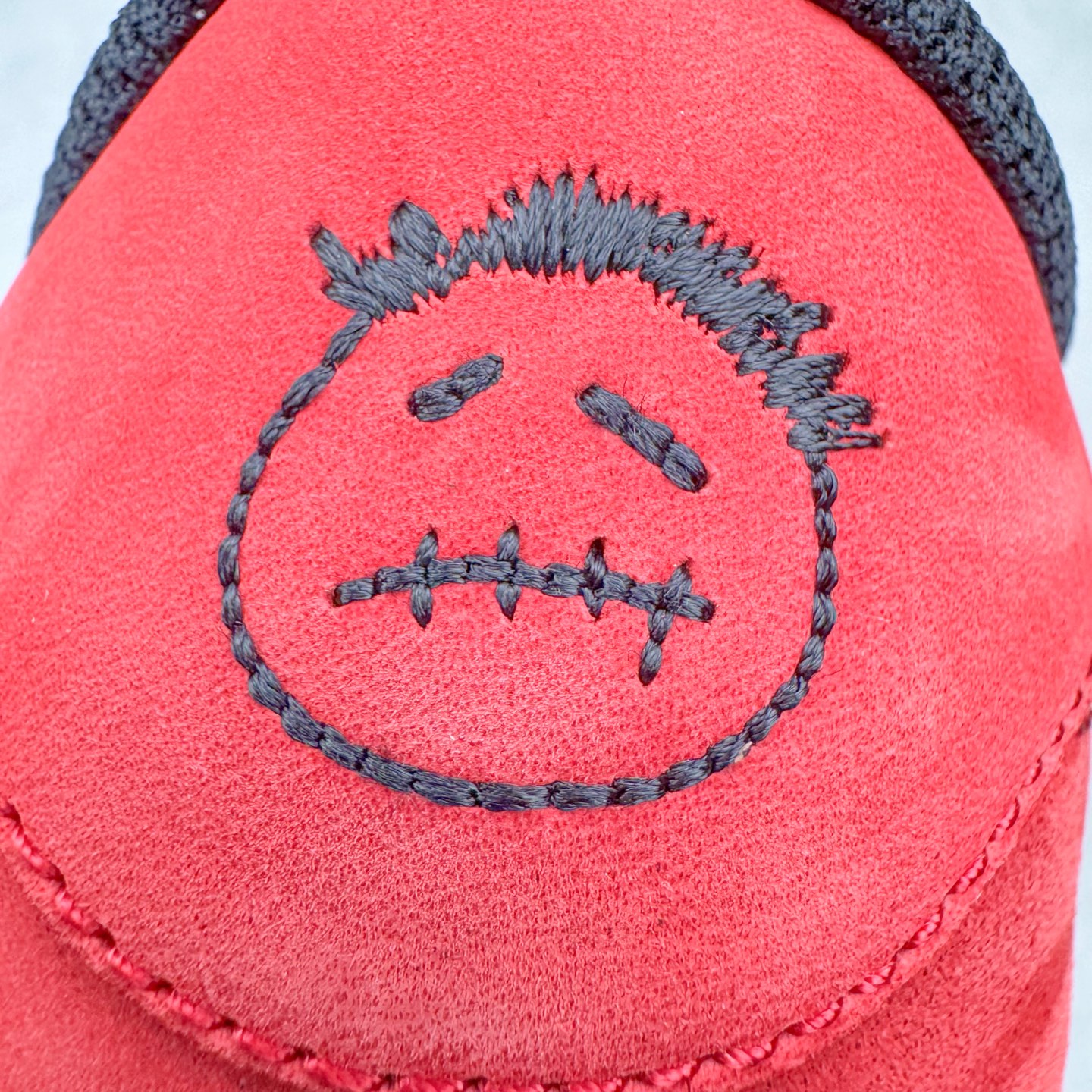 图片[10]-＃Ljr特供 Travis Scott x Air Jordan AJ1 Low OG SP TS联名倒钩低帮 黑红 DM7688-061 全新改良批次 圈内最强倒钩系列 恪守真诚 承诺混一赔十 高端零售裸鞋圈特供批次 产品品控稳定性领先行业 SZ原厂全套原楦原纸板冲刀磨具开发 原厂皮料加持 原厂港宝加持定型后跟R度完美 同源原厂电绣 鬼脸飞翼针数密度立体效果一致 百分百一致原鞋 原厂拉帮工艺 针距密度一致 后跟弧度收口自然不对折 极致一眼正品既视感 进口玻璃冲刀皮料裁剪零毛边 全鞋电脑针车工艺 品控清洁度最高QC检验标准 免检产品 原厂订购鞋盒、鞋标、防尘纸、鞋撑、鞋带 追求极致的原厂味道 尺码：36 36.5 37.5 38 38.5 39 40 40.5 41 42 42.5 43 44 44.5 45 45.5 46 47.5 48.5-选品中心