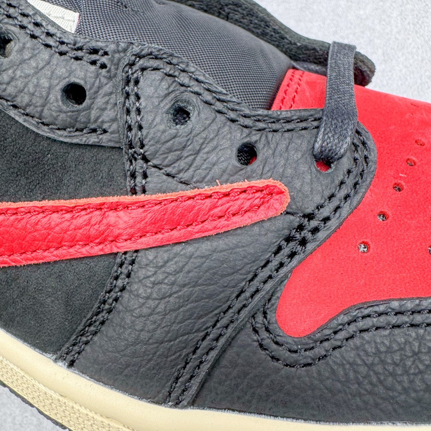 图片[21]-＃Ljr特供 Travis Scott x Air Jordan AJ1 Low OG SP TS联名倒钩低帮 黑红 DM7688-061 全新改良批次 圈内最强倒钩系列 恪守真诚 承诺混一赔十 高端零售裸鞋圈特供批次 产品品控稳定性领先行业 SZ原厂全套原楦原纸板冲刀磨具开发 原厂皮料加持 原厂港宝加持定型后跟R度完美 同源原厂电绣 鬼脸飞翼针数密度立体效果一致 百分百一致原鞋 原厂拉帮工艺 针距密度一致 后跟弧度收口自然不对折 极致一眼正品既视感 进口玻璃冲刀皮料裁剪零毛边 全鞋电脑针车工艺 品控清洁度最高QC检验标准 免检产品 原厂订购鞋盒、鞋标、防尘纸、鞋撑、鞋带 追求极致的原厂味道 尺码：36 36.5 37.5 38 38.5 39 40 40.5 41 42 42.5 43 44 44.5 45 45.5 46 47.5 48.5-选品中心