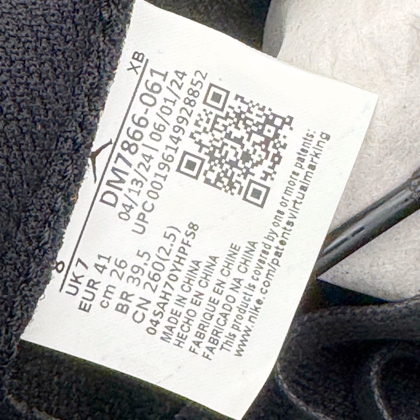 图片[13]-＃Ljr特供 Travis Scott x Air Jordan AJ1 Low OG SP TS联名倒钩低帮 黑红 DM7688-061 全新改良批次 圈内最强倒钩系列 恪守真诚 承诺混一赔十 高端零售裸鞋圈特供批次 产品品控稳定性领先行业 SZ原厂全套原楦原纸板冲刀磨具开发 原厂皮料加持 原厂港宝加持定型后跟R度完美 同源原厂电绣 鬼脸飞翼针数密度立体效果一致 百分百一致原鞋 原厂拉帮工艺 针距密度一致 后跟弧度收口自然不对折 极致一眼正品既视感 进口玻璃冲刀皮料裁剪零毛边 全鞋电脑针车工艺 品控清洁度最高QC检验标准 免检产品 原厂订购鞋盒、鞋标、防尘纸、鞋撑、鞋带 追求极致的原厂味道 尺码：36 36.5 37.5 38 38.5 39 40 40.5 41 42 42.5 43 44 44.5 45 45.5 46 47.5 48.5-选品中心