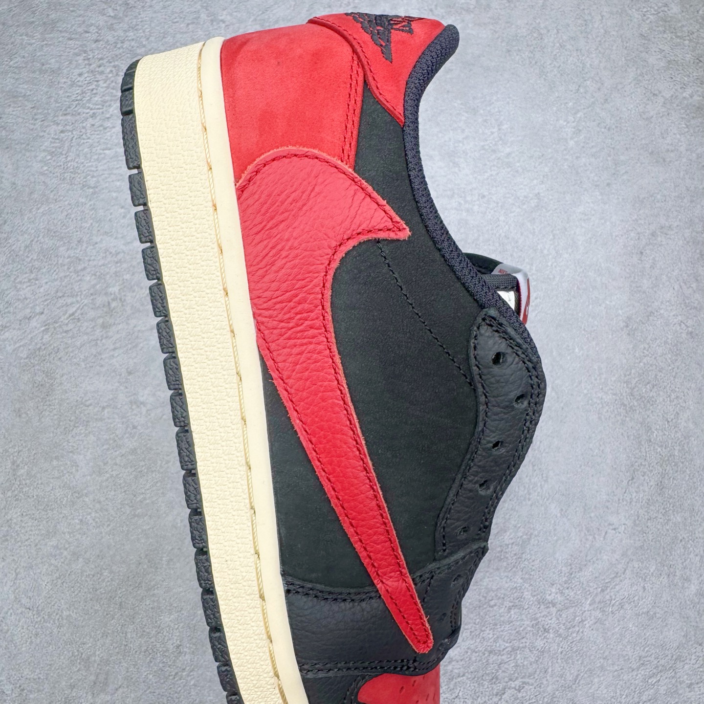 图片[6]-＃Ljr特供 Travis Scott x Air Jordan AJ1 Low OG SP TS联名倒钩低帮 黑红 DM7688-061 全新改良批次 圈内最强倒钩系列 恪守真诚 承诺混一赔十 高端零售裸鞋圈特供批次 产品品控稳定性领先行业 SZ原厂全套原楦原纸板冲刀磨具开发 原厂皮料加持 原厂港宝加持定型后跟R度完美 同源原厂电绣 鬼脸飞翼针数密度立体效果一致 百分百一致原鞋 原厂拉帮工艺 针距密度一致 后跟弧度收口自然不对折 极致一眼正品既视感 进口玻璃冲刀皮料裁剪零毛边 全鞋电脑针车工艺 品控清洁度最高QC检验标准 免检产品 原厂订购鞋盒、鞋标、防尘纸、鞋撑、鞋带 追求极致的原厂味道 尺码：36 36.5 37.5 38 38.5 39 40 40.5 41 42 42.5 43 44 44.5 45 45.5 46 47.5 48.5-选品中心