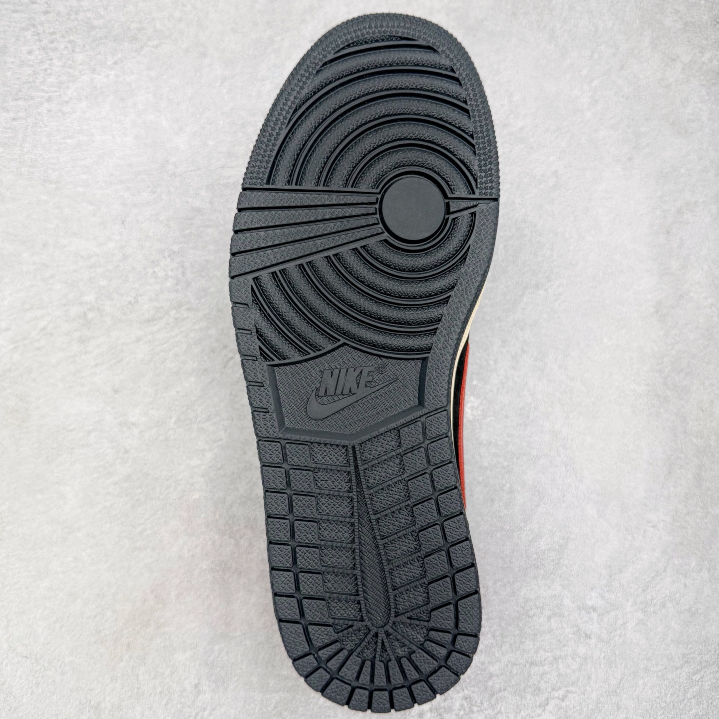 图片[9]-＃Ljr特供 Travis Scott x Air Jordan AJ1 Low OG SP TS联名倒钩低帮 黑红 DM7688-061 全新改良批次 圈内最强倒钩系列 恪守真诚 承诺混一赔十 高端零售裸鞋圈特供批次 产品品控稳定性领先行业 SZ原厂全套原楦原纸板冲刀磨具开发 原厂皮料加持 原厂港宝加持定型后跟R度完美 同源原厂电绣 鬼脸飞翼针数密度立体效果一致 百分百一致原鞋 原厂拉帮工艺 针距密度一致 后跟弧度收口自然不对折 极致一眼正品既视感 进口玻璃冲刀皮料裁剪零毛边 全鞋电脑针车工艺 品控清洁度最高QC检验标准 免检产品 原厂订购鞋盒、鞋标、防尘纸、鞋撑、鞋带 追求极致的原厂味道 尺码：36 36.5 37.5 38 38.5 39 40 40.5 41 42 42.5 43 44 44.5 45 45.5 46 47.5 48.5-选品中心