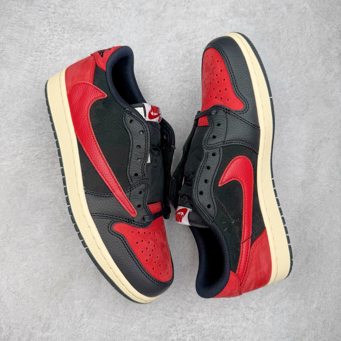 图片[3]-＃Ljr特供 Travis Scott x Air Jordan AJ1 Low OG SP TS联名倒钩低帮 黑红 DM7688-061 全新改良批次 圈内最强倒钩系列 恪守真诚 承诺混一赔十 高端零售裸鞋圈特供批次 产品品控稳定性领先行业 SZ原厂全套原楦原纸板冲刀磨具开发 原厂皮料加持 原厂港宝加持定型后跟R度完美 同源原厂电绣 鬼脸飞翼针数密度立体效果一致 百分百一致原鞋 原厂拉帮工艺 针距密度一致 后跟弧度收口自然不对折 极致一眼正品既视感 进口玻璃冲刀皮料裁剪零毛边 全鞋电脑针车工艺 品控清洁度最高QC检验标准 免检产品 原厂订购鞋盒、鞋标、防尘纸、鞋撑、鞋带 追求极致的原厂味道 尺码：36 36.5 37.5 38 38.5 39 40 40.5 41 42 42.5 43 44 44.5 45 45.5 46 47.5 48.5-选品中心