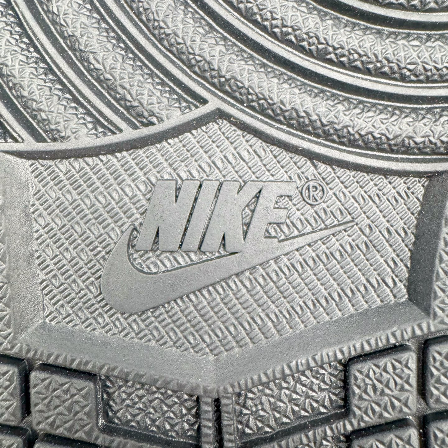 图片[22]-＃Ljr特供 Travis Scott x Air Jordan AJ1 Low OG SP TS联名倒钩低帮 黑红 DM7688-061 全新改良批次 圈内最强倒钩系列 恪守真诚 承诺混一赔十 高端零售裸鞋圈特供批次 产品品控稳定性领先行业 SZ原厂全套原楦原纸板冲刀磨具开发 原厂皮料加持 原厂港宝加持定型后跟R度完美 同源原厂电绣 鬼脸飞翼针数密度立体效果一致 百分百一致原鞋 原厂拉帮工艺 针距密度一致 后跟弧度收口自然不对折 极致一眼正品既视感 进口玻璃冲刀皮料裁剪零毛边 全鞋电脑针车工艺 品控清洁度最高QC检验标准 免检产品 原厂订购鞋盒、鞋标、防尘纸、鞋撑、鞋带 追求极致的原厂味道 尺码：36 36.5 37.5 38 38.5 39 40 40.5 41 42 42.5 43 44 44.5 45 45.5 46 47.5 48.5-选品中心