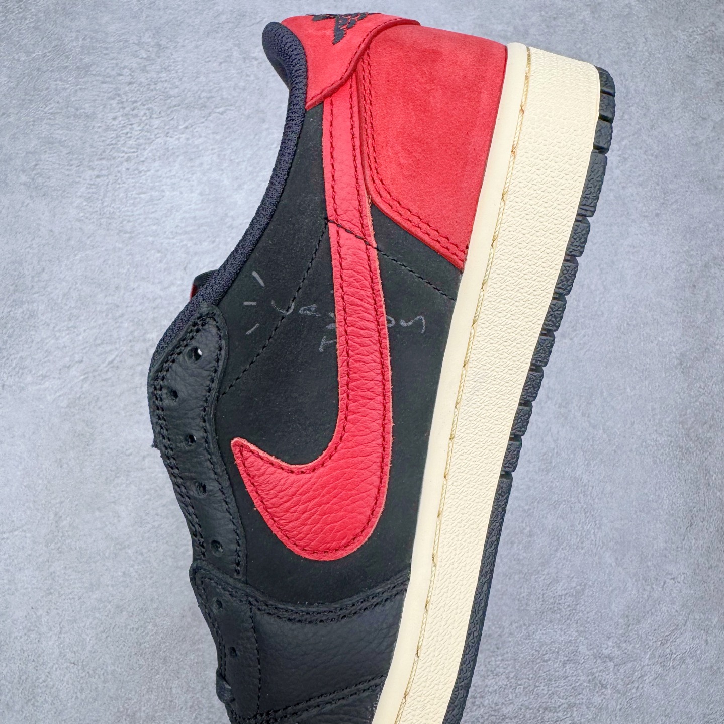 图片[7]-＃Ljr特供 Travis Scott x Air Jordan AJ1 Low OG SP TS联名倒钩低帮 黑红 DM7688-061 全新改良批次 圈内最强倒钩系列 恪守真诚 承诺混一赔十 高端零售裸鞋圈特供批次 产品品控稳定性领先行业 SZ原厂全套原楦原纸板冲刀磨具开发 原厂皮料加持 原厂港宝加持定型后跟R度完美 同源原厂电绣 鬼脸飞翼针数密度立体效果一致 百分百一致原鞋 原厂拉帮工艺 针距密度一致 后跟弧度收口自然不对折 极致一眼正品既视感 进口玻璃冲刀皮料裁剪零毛边 全鞋电脑针车工艺 品控清洁度最高QC检验标准 免检产品 原厂订购鞋盒、鞋标、防尘纸、鞋撑、鞋带 追求极致的原厂味道 尺码：36 36.5 37.5 38 38.5 39 40 40.5 41 42 42.5 43 44 44.5 45 45.5 46 47.5 48.5-选品中心