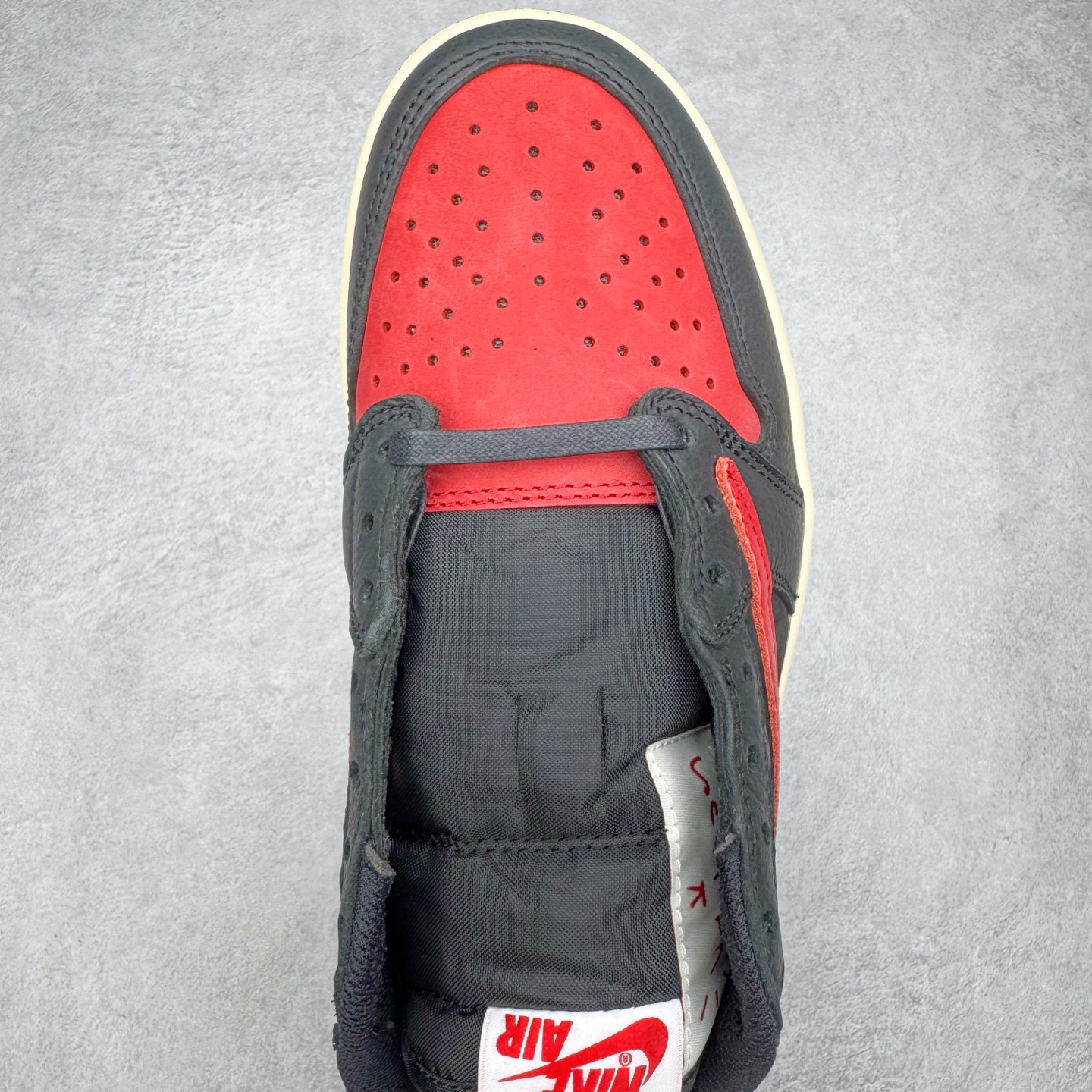 图片[4]-＃Ljr特供 Travis Scott x Air Jordan AJ1 Low OG SP TS联名倒钩低帮 黑红 DM7688-061 全新改良批次 圈内最强倒钩系列 恪守真诚 承诺混一赔十 高端零售裸鞋圈特供批次 产品品控稳定性领先行业 SZ原厂全套原楦原纸板冲刀磨具开发 原厂皮料加持 原厂港宝加持定型后跟R度完美 同源原厂电绣 鬼脸飞翼针数密度立体效果一致 百分百一致原鞋 原厂拉帮工艺 针距密度一致 后跟弧度收口自然不对折 极致一眼正品既视感 进口玻璃冲刀皮料裁剪零毛边 全鞋电脑针车工艺 品控清洁度最高QC检验标准 免检产品 原厂订购鞋盒、鞋标、防尘纸、鞋撑、鞋带 追求极致的原厂味道 尺码：36 36.5 37.5 38 38.5 39 40 40.5 41 42 42.5 43 44 44.5 45 45.5 46 47.5 48.5-选品中心