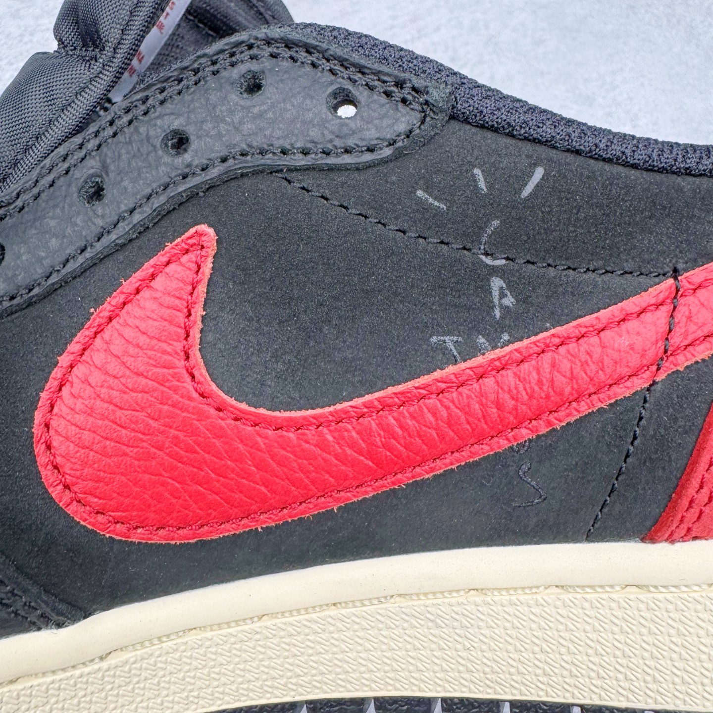 图片[14]-＃Ljr特供 Travis Scott x Air Jordan AJ1 Low OG SP TS联名倒钩低帮 黑红 DM7688-061 全新改良批次 圈内最强倒钩系列 恪守真诚 承诺混一赔十 高端零售裸鞋圈特供批次 产品品控稳定性领先行业 SZ原厂全套原楦原纸板冲刀磨具开发 原厂皮料加持 原厂港宝加持定型后跟R度完美 同源原厂电绣 鬼脸飞翼针数密度立体效果一致 百分百一致原鞋 原厂拉帮工艺 针距密度一致 后跟弧度收口自然不对折 极致一眼正品既视感 进口玻璃冲刀皮料裁剪零毛边 全鞋电脑针车工艺 品控清洁度最高QC检验标准 免检产品 原厂订购鞋盒、鞋标、防尘纸、鞋撑、鞋带 追求极致的原厂味道 尺码：36 36.5 37.5 38 38.5 39 40 40.5 41 42 42.5 43 44 44.5 45 45.5 46 47.5 48.5-选品中心