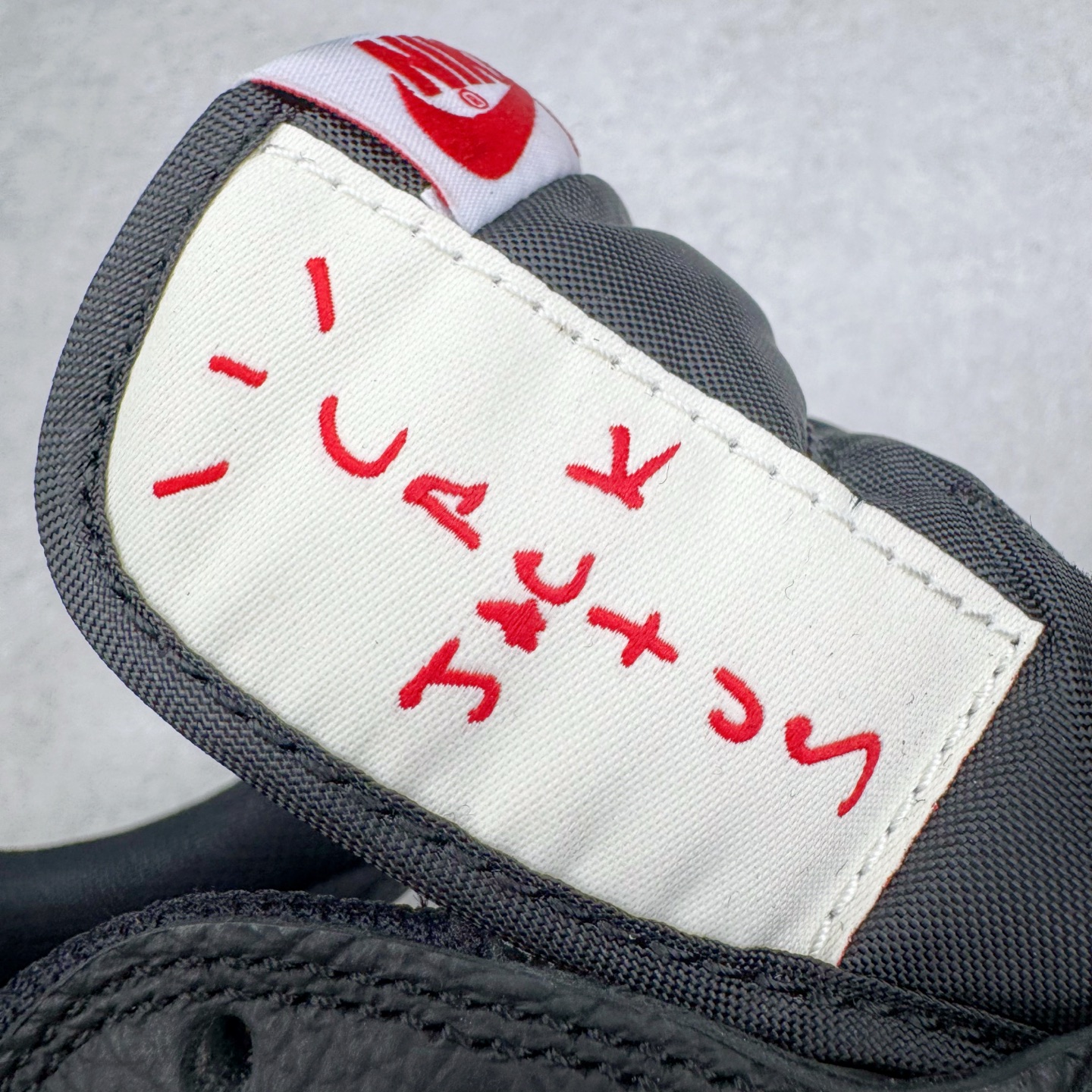 图片[15]-＃Ljr特供 Travis Scott x Air Jordan AJ1 Low OG SP TS联名倒钩低帮 黑红 DM7688-061 全新改良批次 圈内最强倒钩系列 恪守真诚 承诺混一赔十 高端零售裸鞋圈特供批次 产品品控稳定性领先行业 SZ原厂全套原楦原纸板冲刀磨具开发 原厂皮料加持 原厂港宝加持定型后跟R度完美 同源原厂电绣 鬼脸飞翼针数密度立体效果一致 百分百一致原鞋 原厂拉帮工艺 针距密度一致 后跟弧度收口自然不对折 极致一眼正品既视感 进口玻璃冲刀皮料裁剪零毛边 全鞋电脑针车工艺 品控清洁度最高QC检验标准 免检产品 原厂订购鞋盒、鞋标、防尘纸、鞋撑、鞋带 追求极致的原厂味道 尺码：36 36.5 37.5 38 38.5 39 40 40.5 41 42 42.5 43 44 44.5 45 45.5 46 47.5 48.5-选品中心