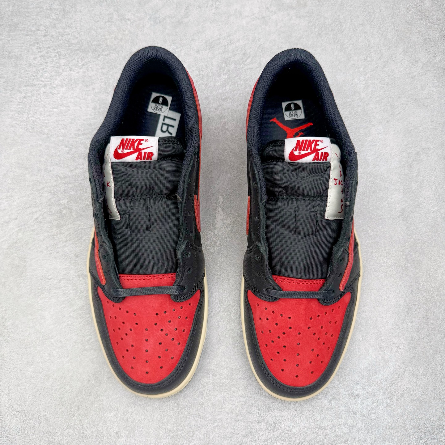 图片[2]-＃Ljr特供 Travis Scott x Air Jordan AJ1 Low OG SP TS联名倒钩低帮 黑红 DM7688-061 全新改良批次 圈内最强倒钩系列 恪守真诚 承诺混一赔十 高端零售裸鞋圈特供批次 产品品控稳定性领先行业 SZ原厂全套原楦原纸板冲刀磨具开发 原厂皮料加持 原厂港宝加持定型后跟R度完美 同源原厂电绣 鬼脸飞翼针数密度立体效果一致 百分百一致原鞋 原厂拉帮工艺 针距密度一致 后跟弧度收口自然不对折 极致一眼正品既视感 进口玻璃冲刀皮料裁剪零毛边 全鞋电脑针车工艺 品控清洁度最高QC检验标准 免检产品 原厂订购鞋盒、鞋标、防尘纸、鞋撑、鞋带 追求极致的原厂味道 尺码：36 36.5 37.5 38 38.5 39 40 40.5 41 42 42.5 43 44 44.5 45 45.5 46 47.5 48.5-选品中心