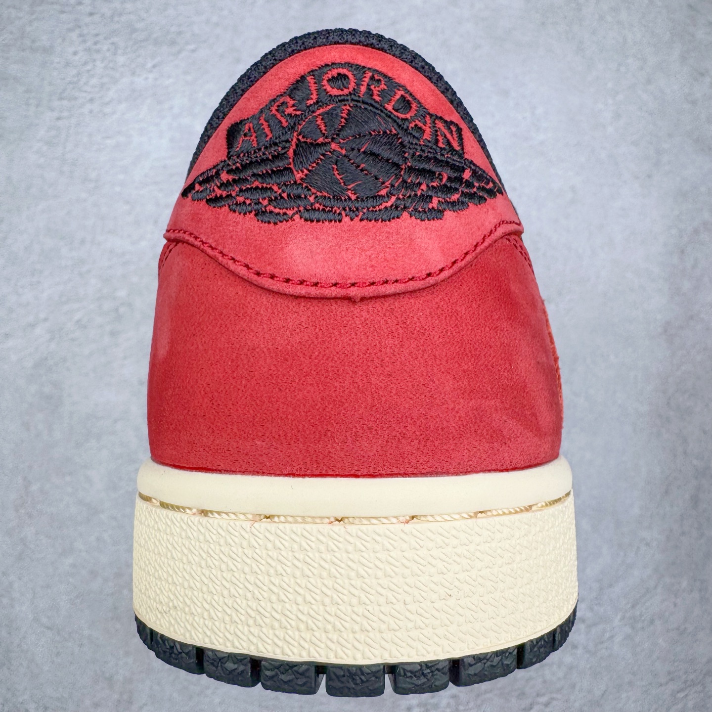 图片[8]-＃Ljr特供 Travis Scott x Air Jordan AJ1 Low OG SP TS联名倒钩低帮 黑红 DM7688-061 全新改良批次 圈内最强倒钩系列 恪守真诚 承诺混一赔十 高端零售裸鞋圈特供批次 产品品控稳定性领先行业 SZ原厂全套原楦原纸板冲刀磨具开发 原厂皮料加持 原厂港宝加持定型后跟R度完美 同源原厂电绣 鬼脸飞翼针数密度立体效果一致 百分百一致原鞋 原厂拉帮工艺 针距密度一致 后跟弧度收口自然不对折 极致一眼正品既视感 进口玻璃冲刀皮料裁剪零毛边 全鞋电脑针车工艺 品控清洁度最高QC检验标准 免检产品 原厂订购鞋盒、鞋标、防尘纸、鞋撑、鞋带 追求极致的原厂味道 尺码：36 36.5 37.5 38 38.5 39 40 40.5 41 42 42.5 43 44 44.5 45 45.5 46 47.5 48.5-选品中心